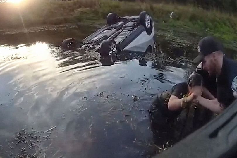 Ein Polizist rettet eine schwangere Frau aus einem Kanal.