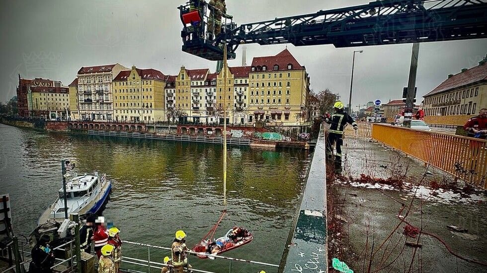 Einsatzkräfte ziehen den Mann an der Mühlendammbrücke aus dem Wasser: Der aktuelle Zustand des Mannes ist nicht bekannt.