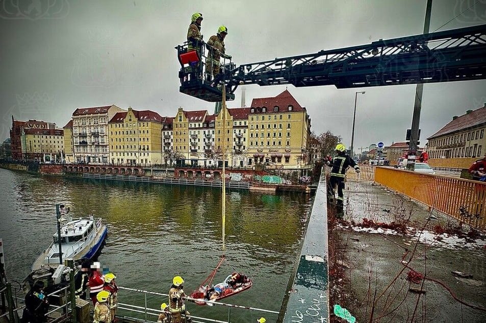 Einsatzkräfte ziehen den Mann an der Mühlendammbrücke aus dem Wasser: Der aktuelle Zustand des Mannes ist nicht bekannt.