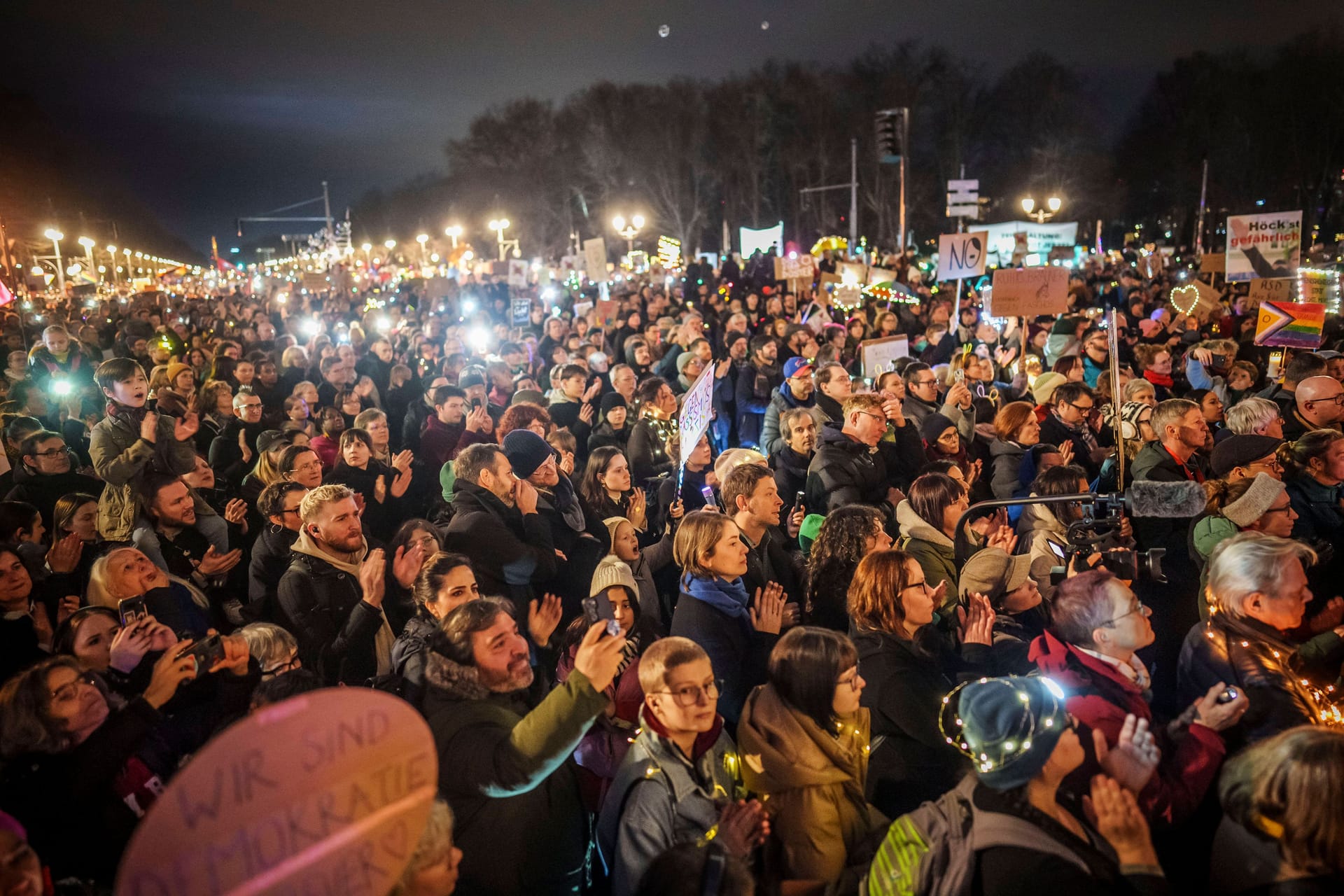 Es werde Licht: Nach Angaben der Polizei demonstrierten rund 35.000 Menschen am Samstag vor dem Brandenburger Tor in Berlin gegen Rechtsextremismus, Rassismus und Hass.