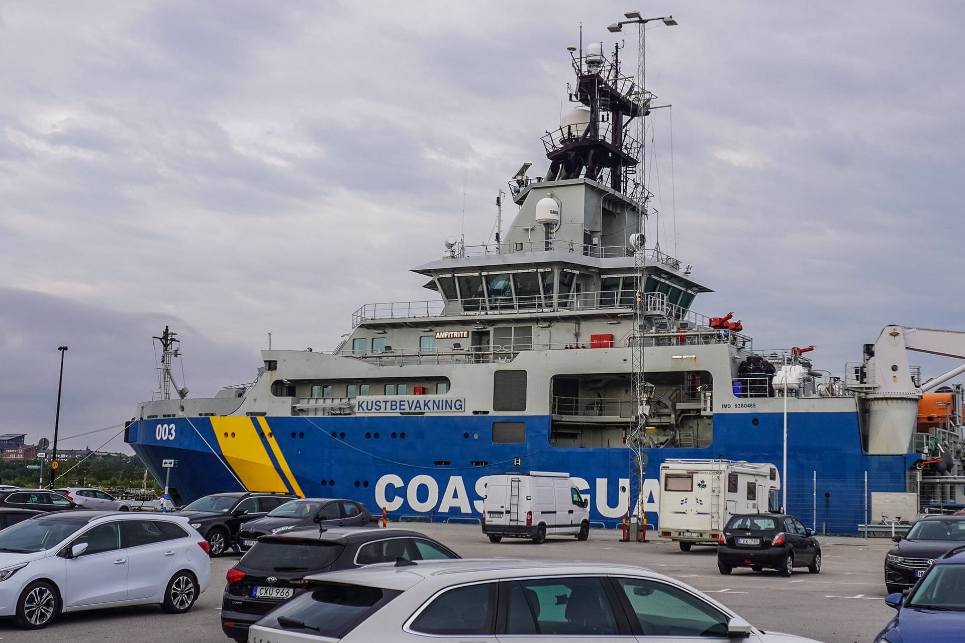 Ein Schiff der schwedischen Küstenwache im Hafen von Karlskrona (Archivbild): Schweden hat ein Schiff mit dem Verdacht auf Sabotage beschlagnahmt.