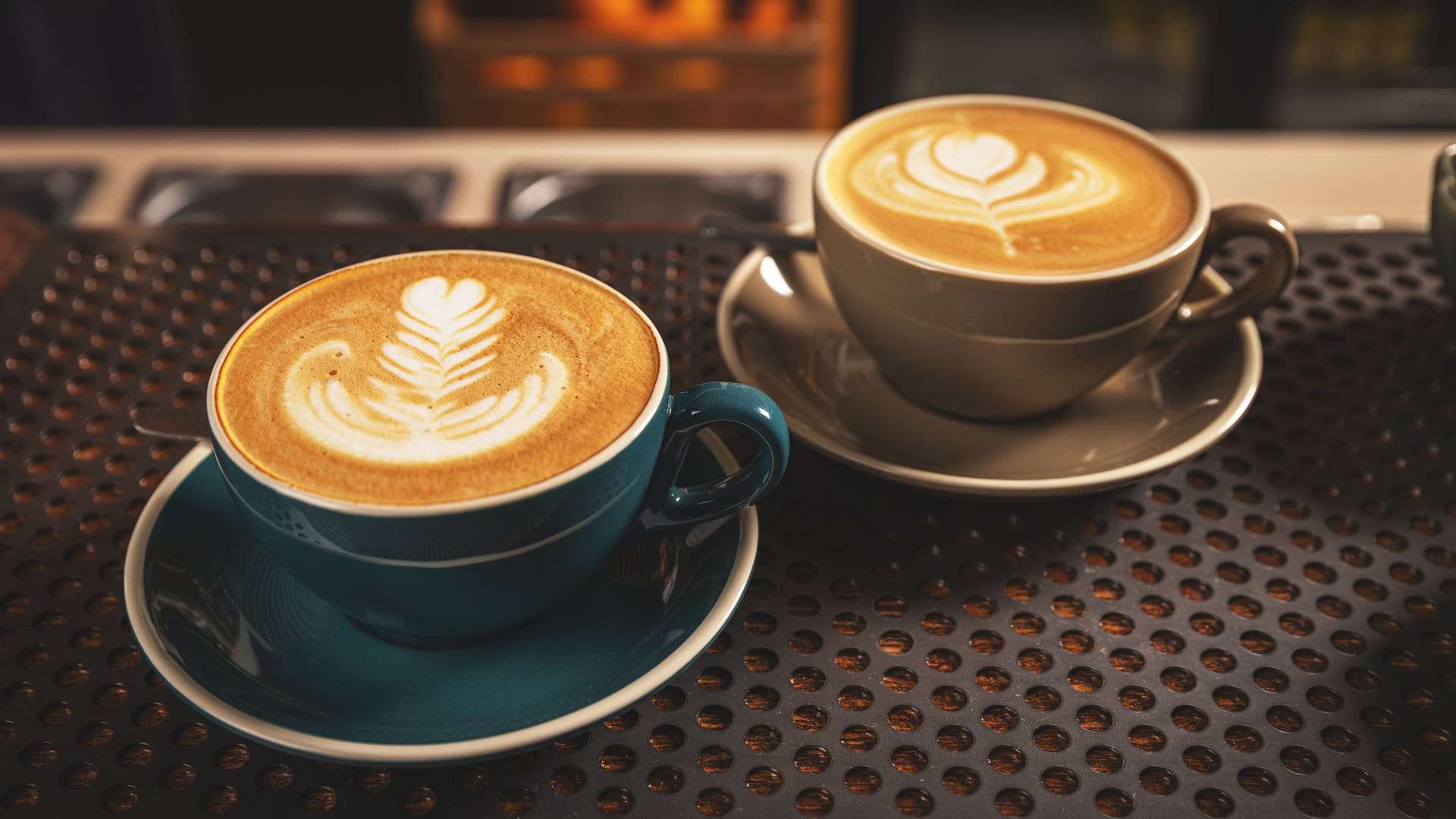 Zwei Kaffee stehen auf der Theke (Symbolbild): Neben Kaffee können sich die Gäste von Jovana Damnjanović auch auf Kuchen, Antipasti und Focaccia freuen.