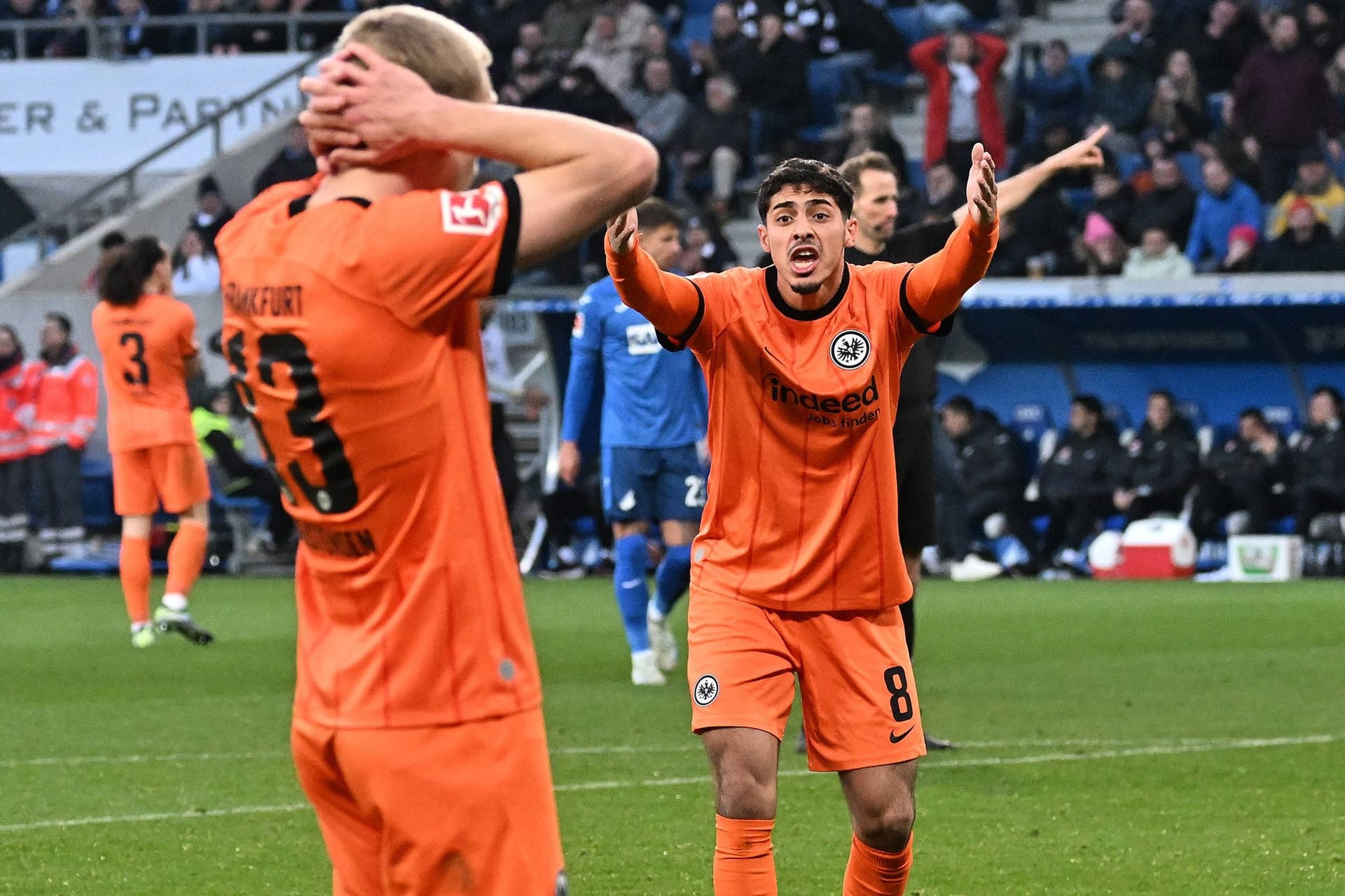 Rasmus Kristensen (l.) kann es kaum glauben: Frankfurt hat gegen Hoffenheim doch nicht gewonnen.