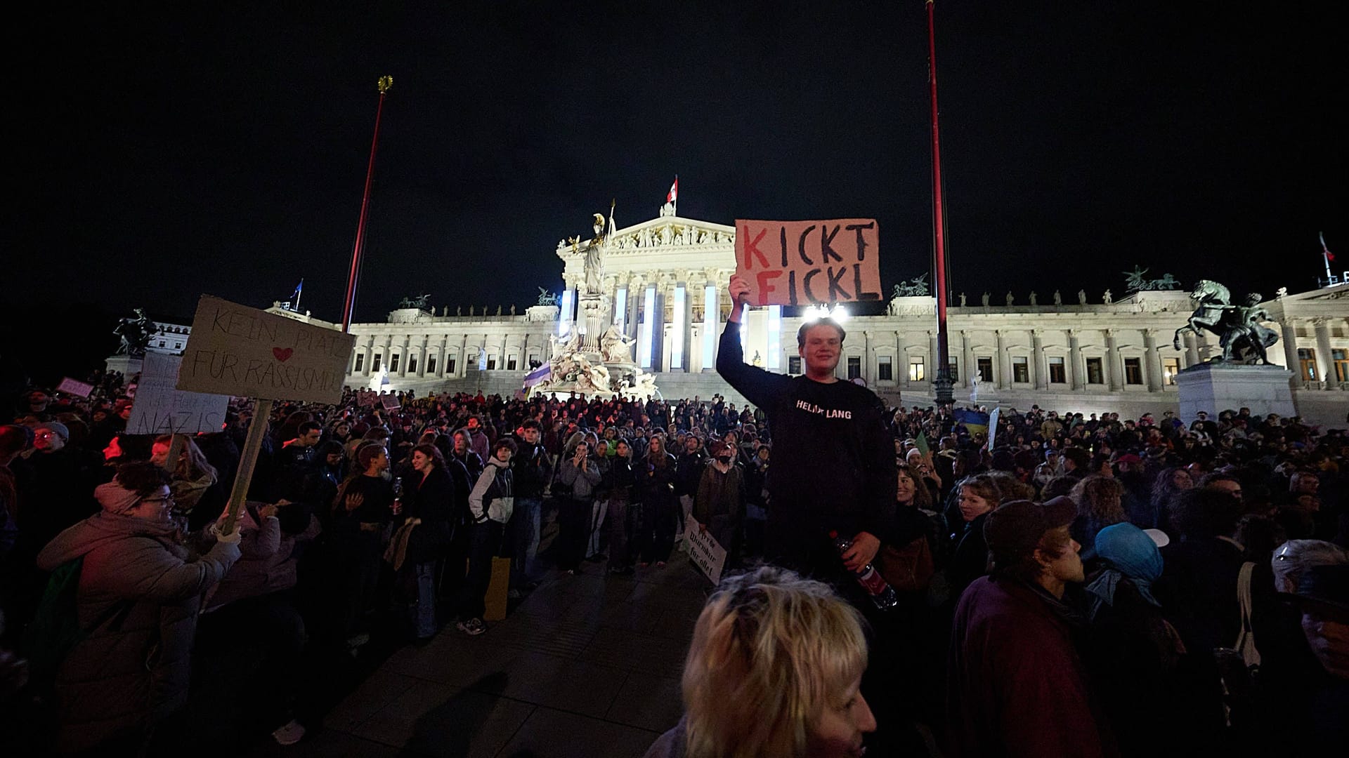 Kommt es nicht zu einer Einigung, könnten Österreich Neuwahlen ins Haus stehen. Umfragen sehen die FPÖ dabei deutlich vorne.