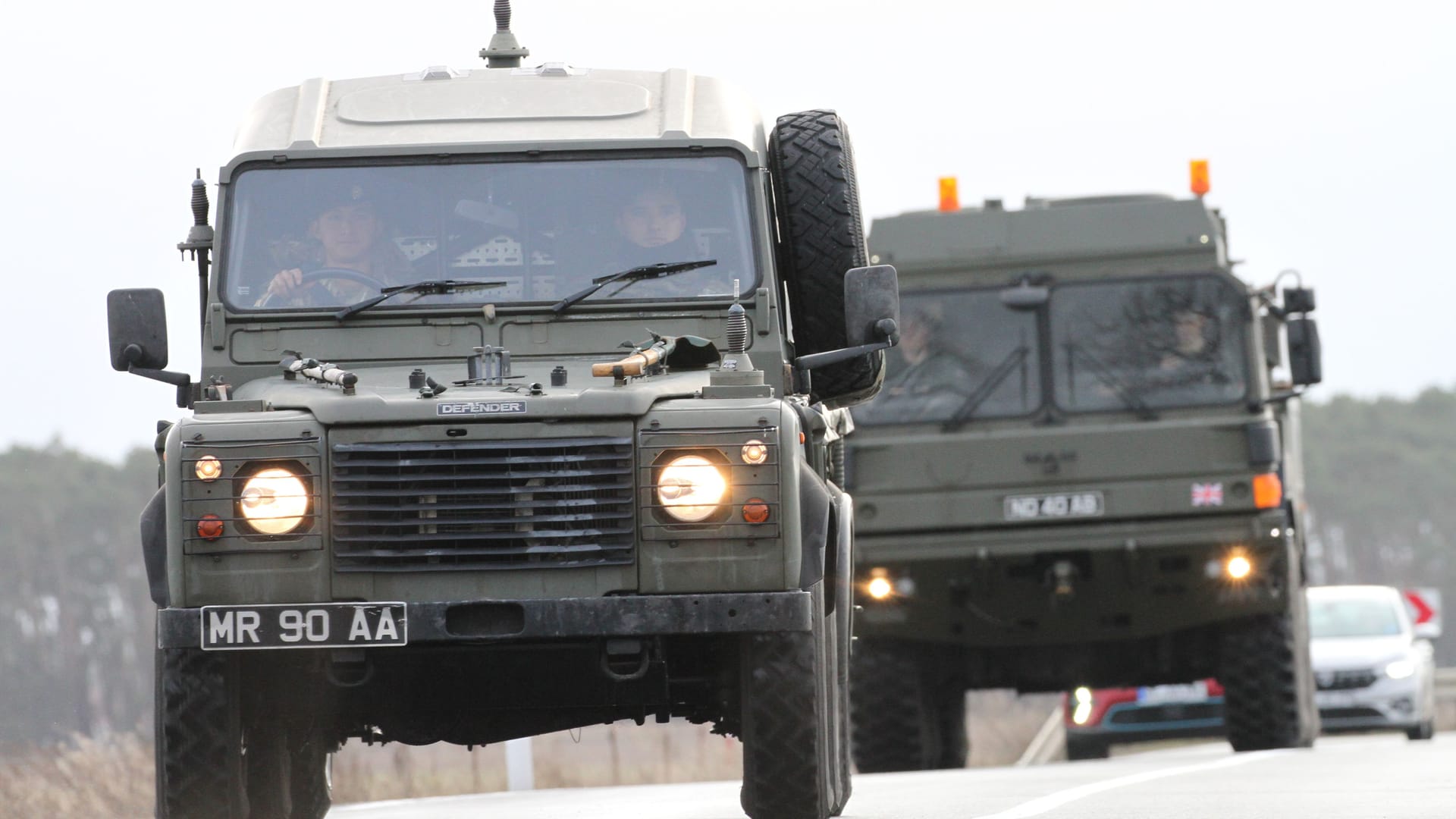 Britische Militärfahrzeuge (Symbolbild): Die Fahrten führen auch durch Bremen.