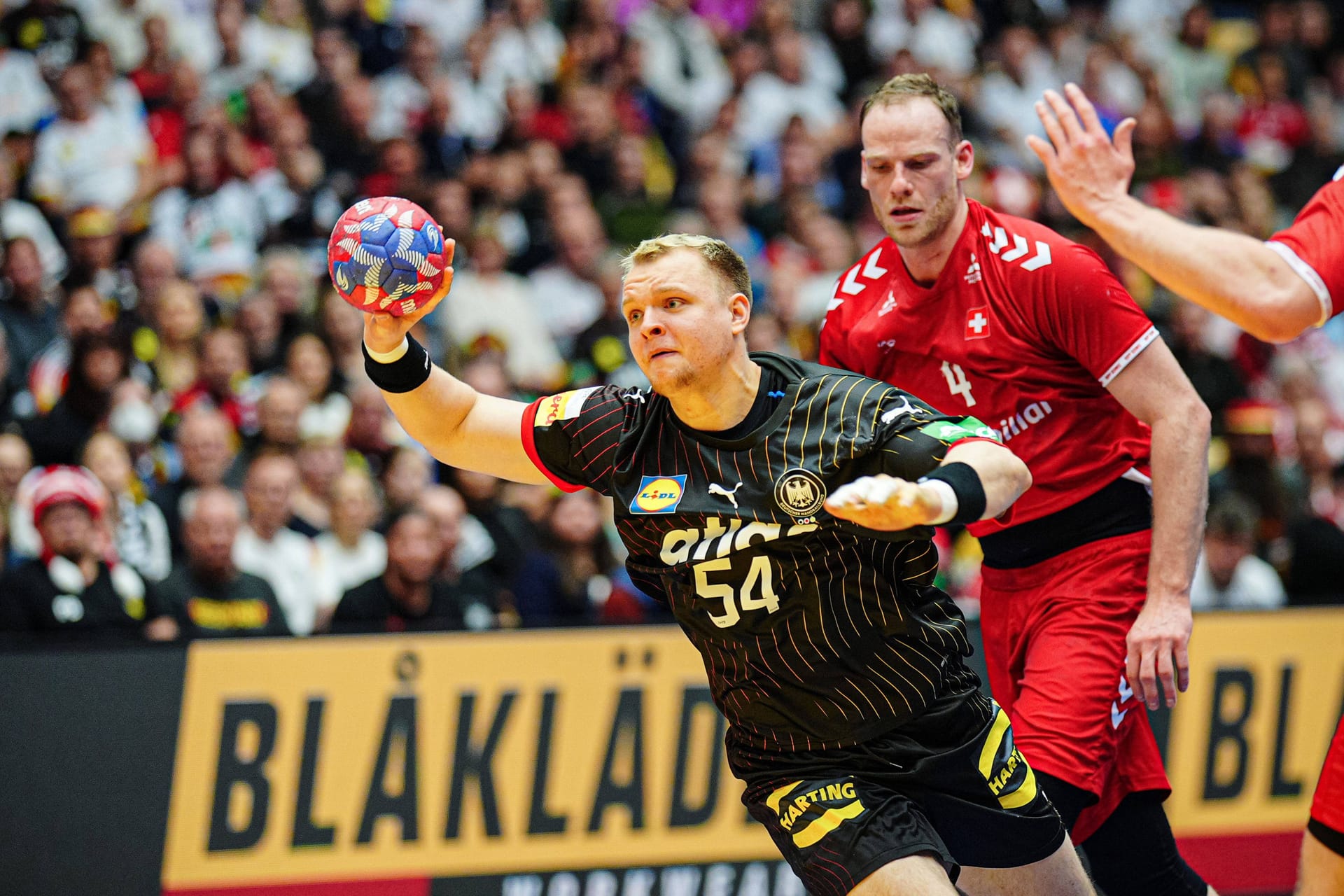 Justus Fischer: Kam erstmals in der 39. Min. und erzielte gleich mit etwas Glück das 20:21. Strahlte defensiv etwas mehr Stabilität aus als seine Kollegen. Vergab in der 49. Minute bei 24:24 nach schnellem Anwurf jedoch eine wichtige Tormöglichkeit. Machte ab der 52. Minute wieder Platz. Note 3