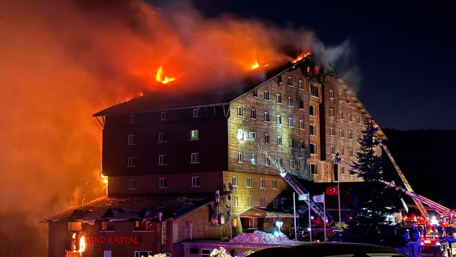 Feuerwehrleute löschen ein Feuer in einem türkischen Hotel: Mehrere Menschen kamen bei dem Brand ums Leben.