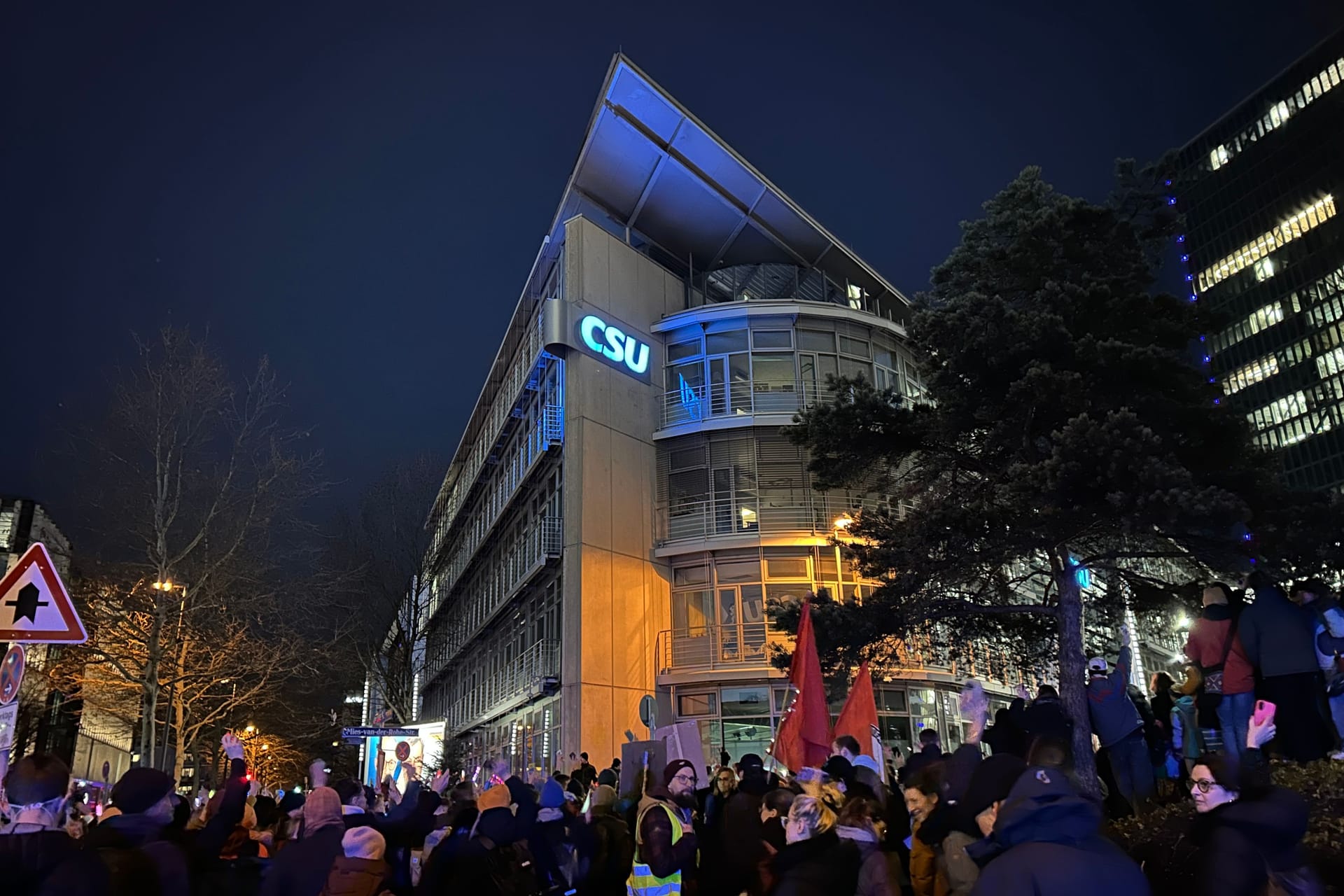 Demonstranten vor der Münchner CSU-Zentrale: Die Versammlung verlief laut Polizei friedlich.