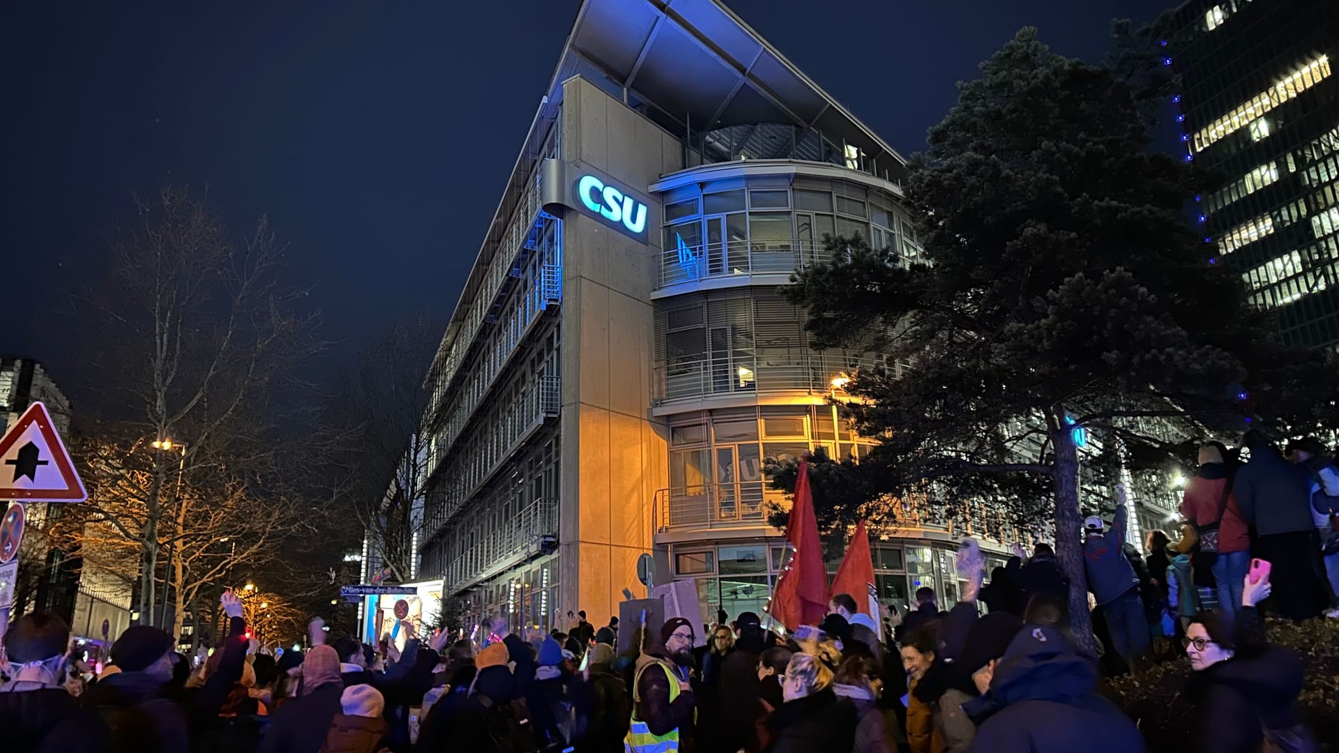 Demonstranten vor der Münchner CSU-Zentrale: Die Versammlung verlief laut Polizei friedlich.