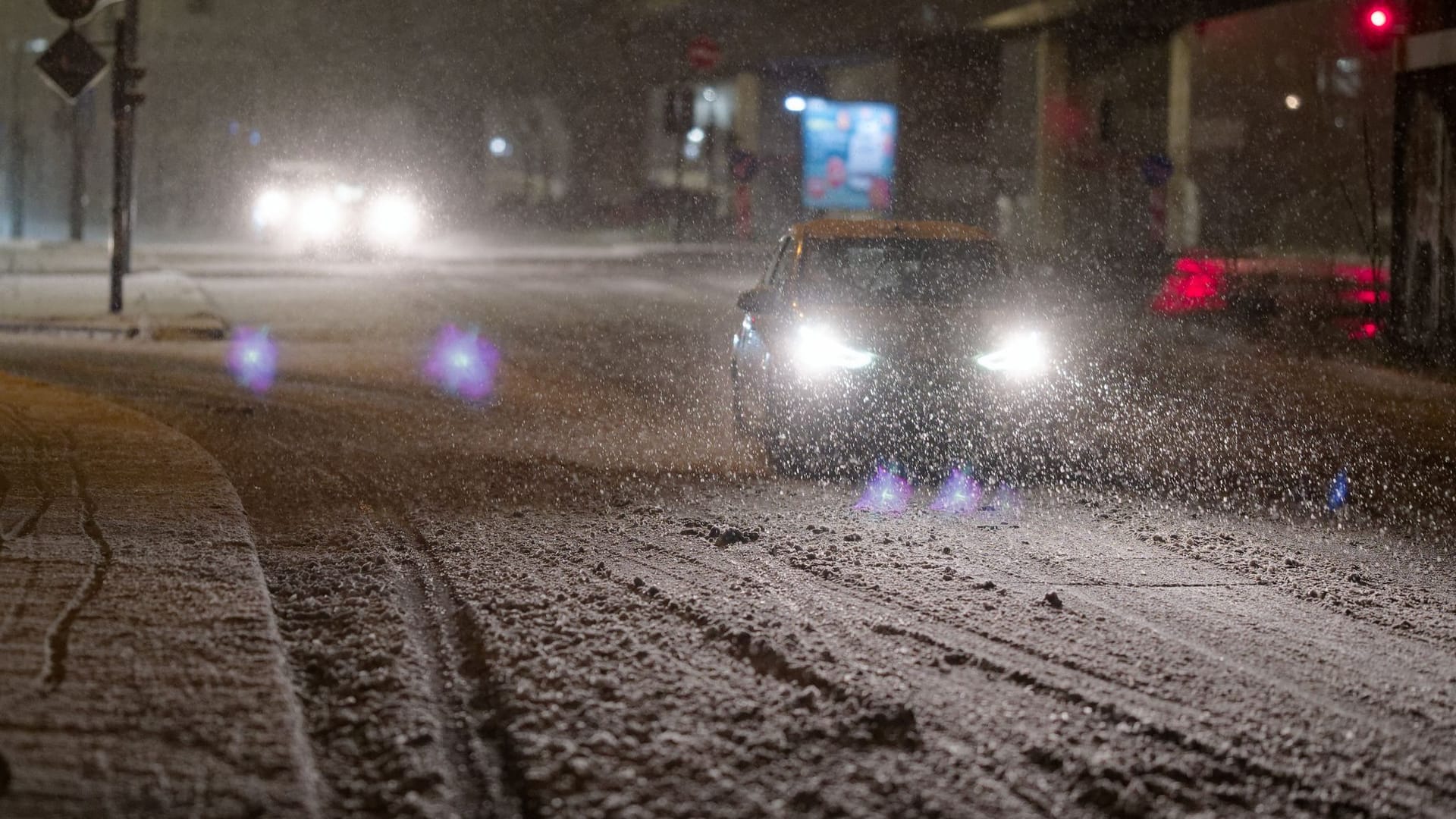 Dichtes Schneetreiben über der Stadt bedeckt die Straßen in Köln.