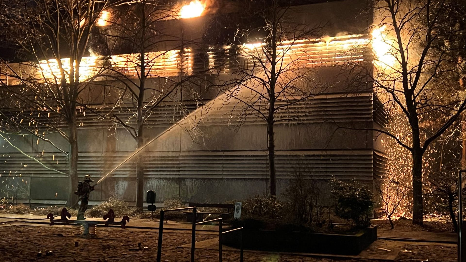 Einsatzkräfte der Feuerwehr löschen ein brennendes Parkhaus: Die Gesamtfläche des Brandes betrug 300 Quadratmeter.