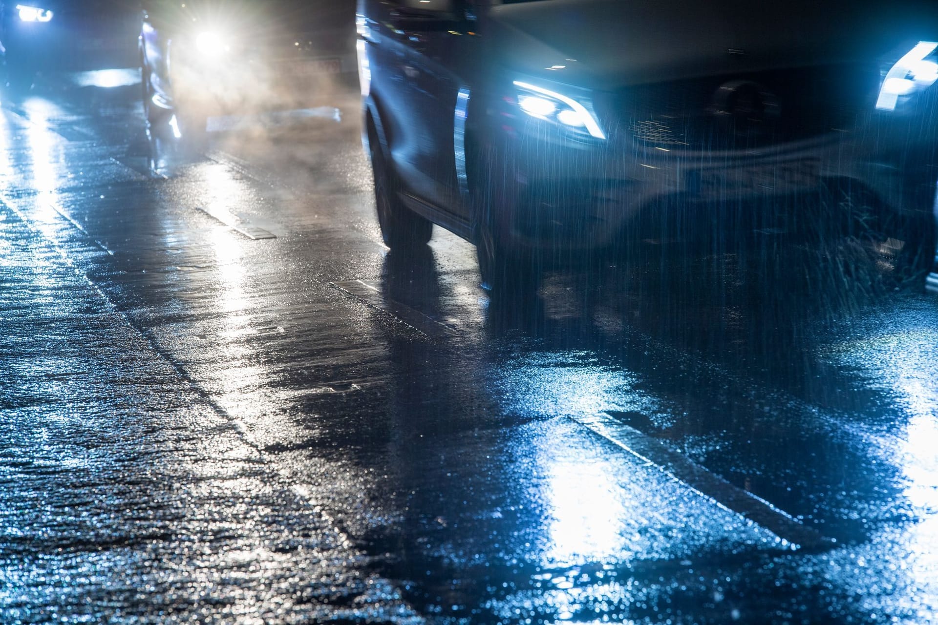 Autos fahren bei gefrierenden Regen über eine Straße