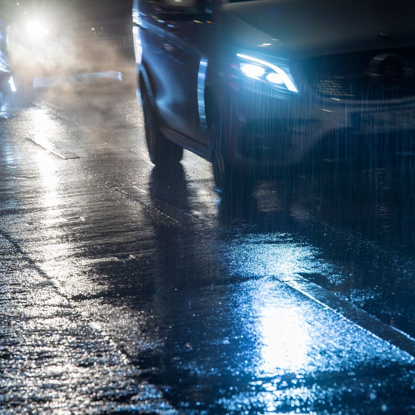 Autos fahren bei gefrierenden Regen über eine Straße