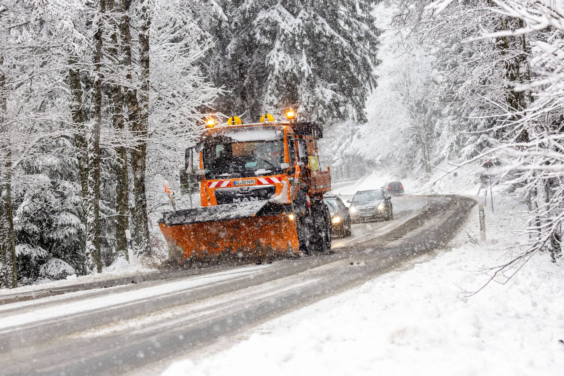 Ein Räumfahrzeug befreit die Straße vom Schnee (Symbolbild): Eine Luftmassengrenze könnte in Köln und der Region einen erheblichen Wintereinbruch verursachen.