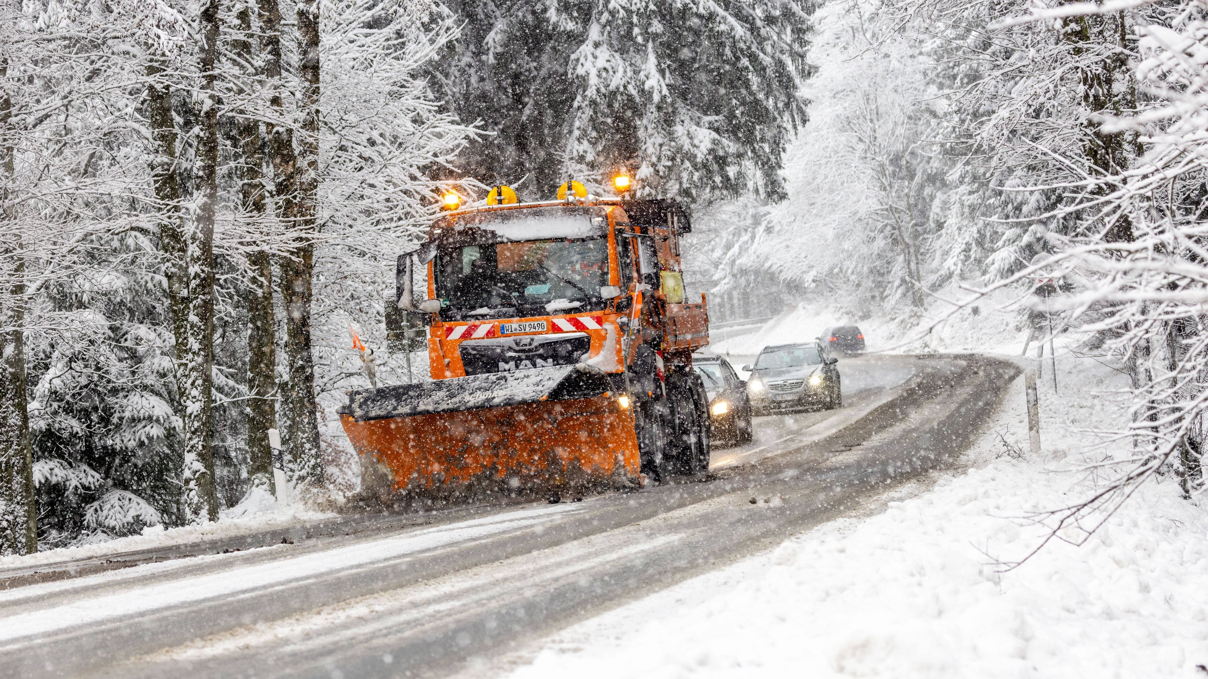 Ein Räumfahrzeug befreit die Straße vom Schnee (Symbolbild): Eine Luftmassengrenze könnte in Köln und der Region einen erheblichen Wintereinbruch verursachen.