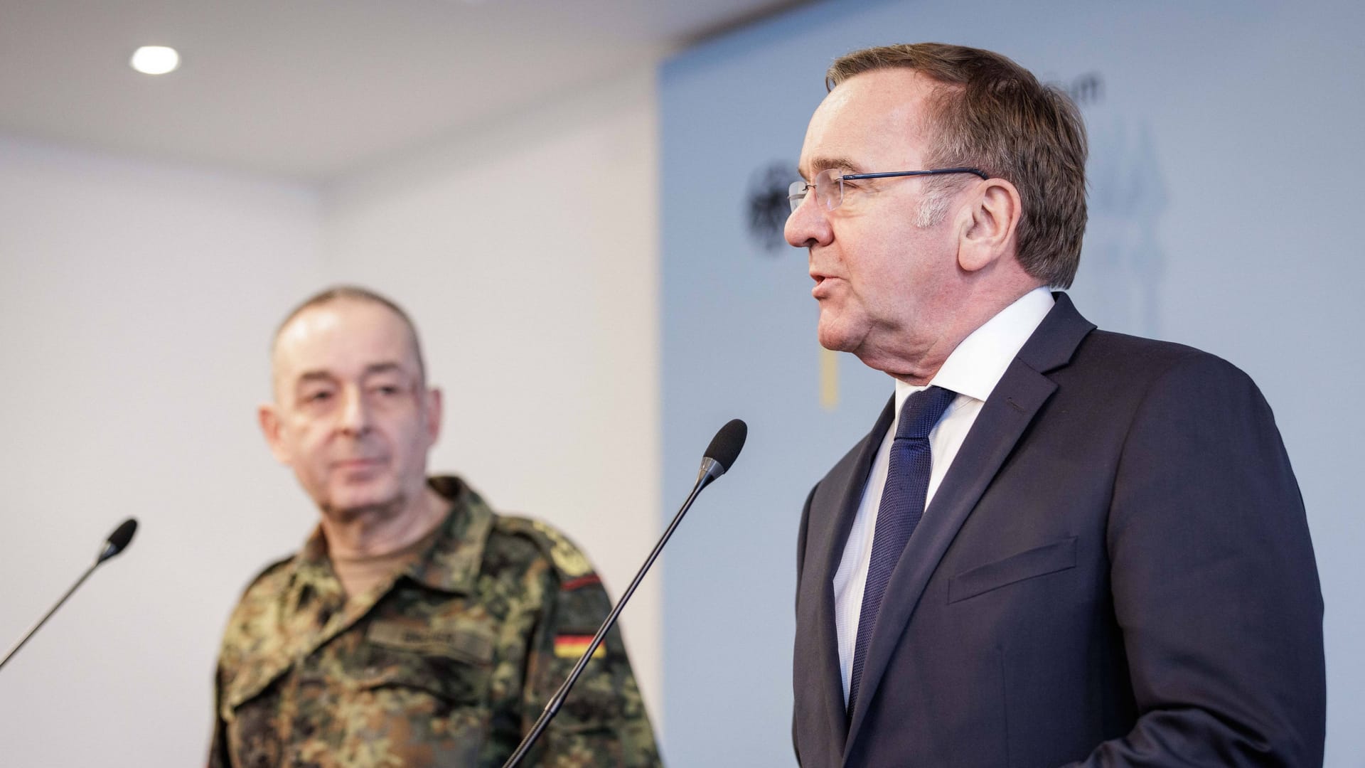 General Carsten Breuer (l.) und Verteidigungsminister Boris Pistorius kämpfen für mehr Geld für die Bundeswehr.