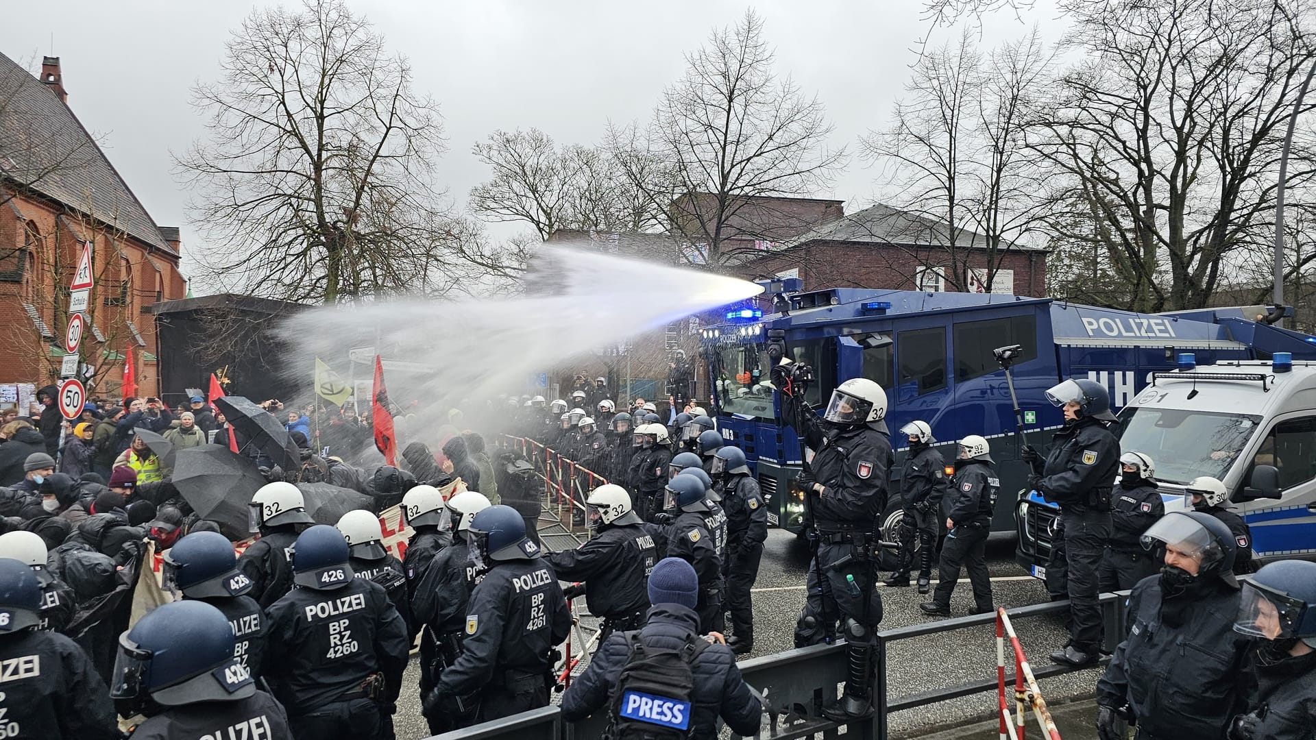 Mit Wasserwerfern gegen die Demonstranten: Rund 3.000 Menschen waren am Sonntag zur Anti-AfD-Demo nach Heimfeld gekommen.