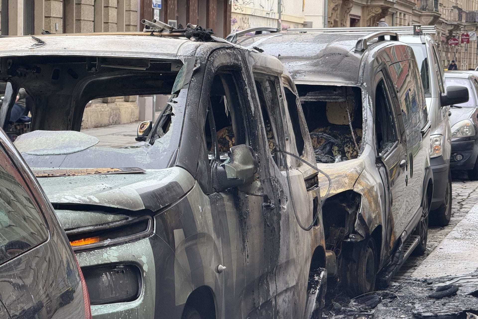 Der Morgen nach dem nächtlichen Autobrand: Ein Citroën Berlingo brannte komplett aus, ein Dacia Dokker wurde im vorderen Bereich stark beschädigt.