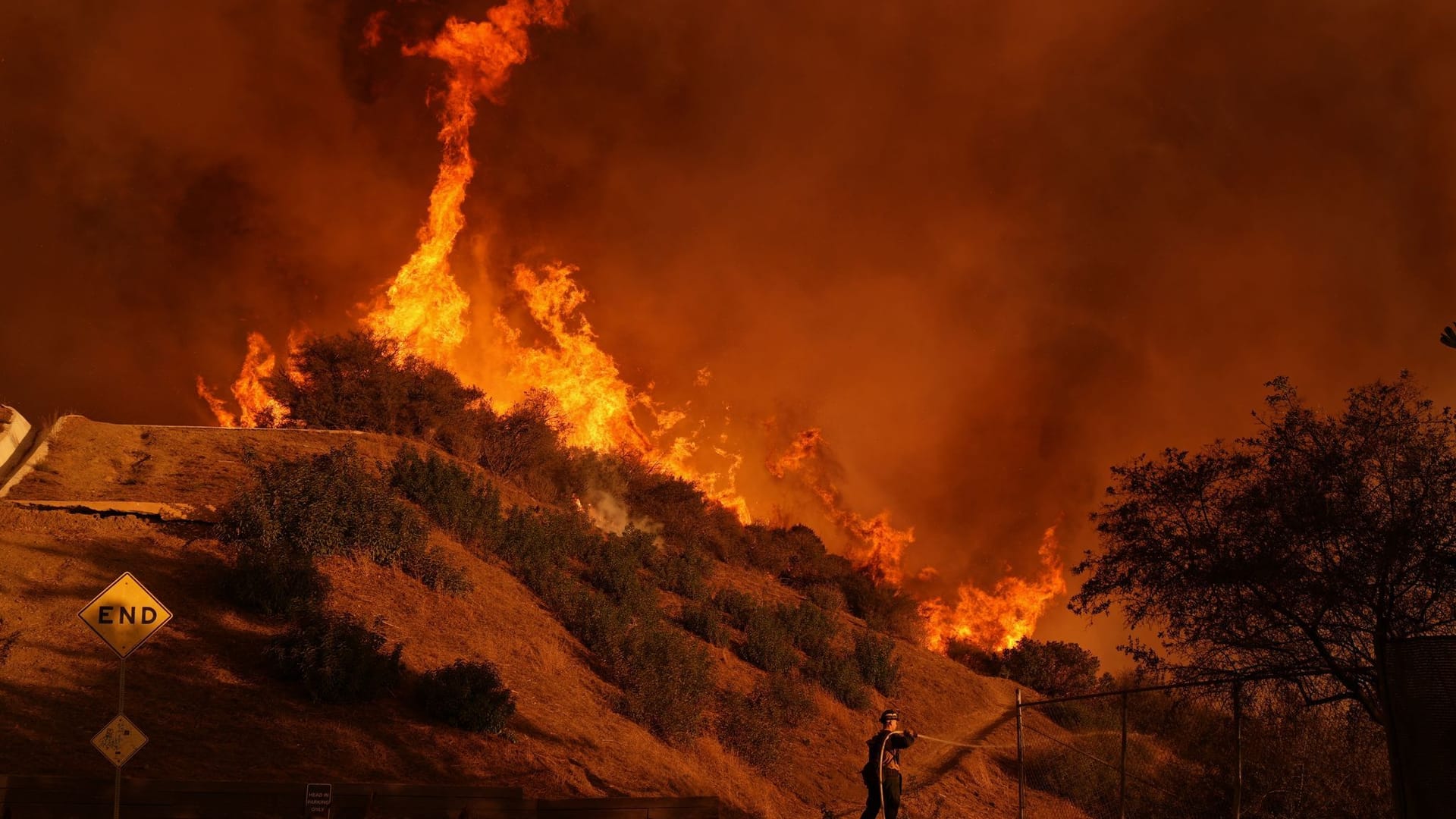 Ein Feuerwehrmann kämpft gegen die noch immer anhaltenden Flammen in Los Angeles.