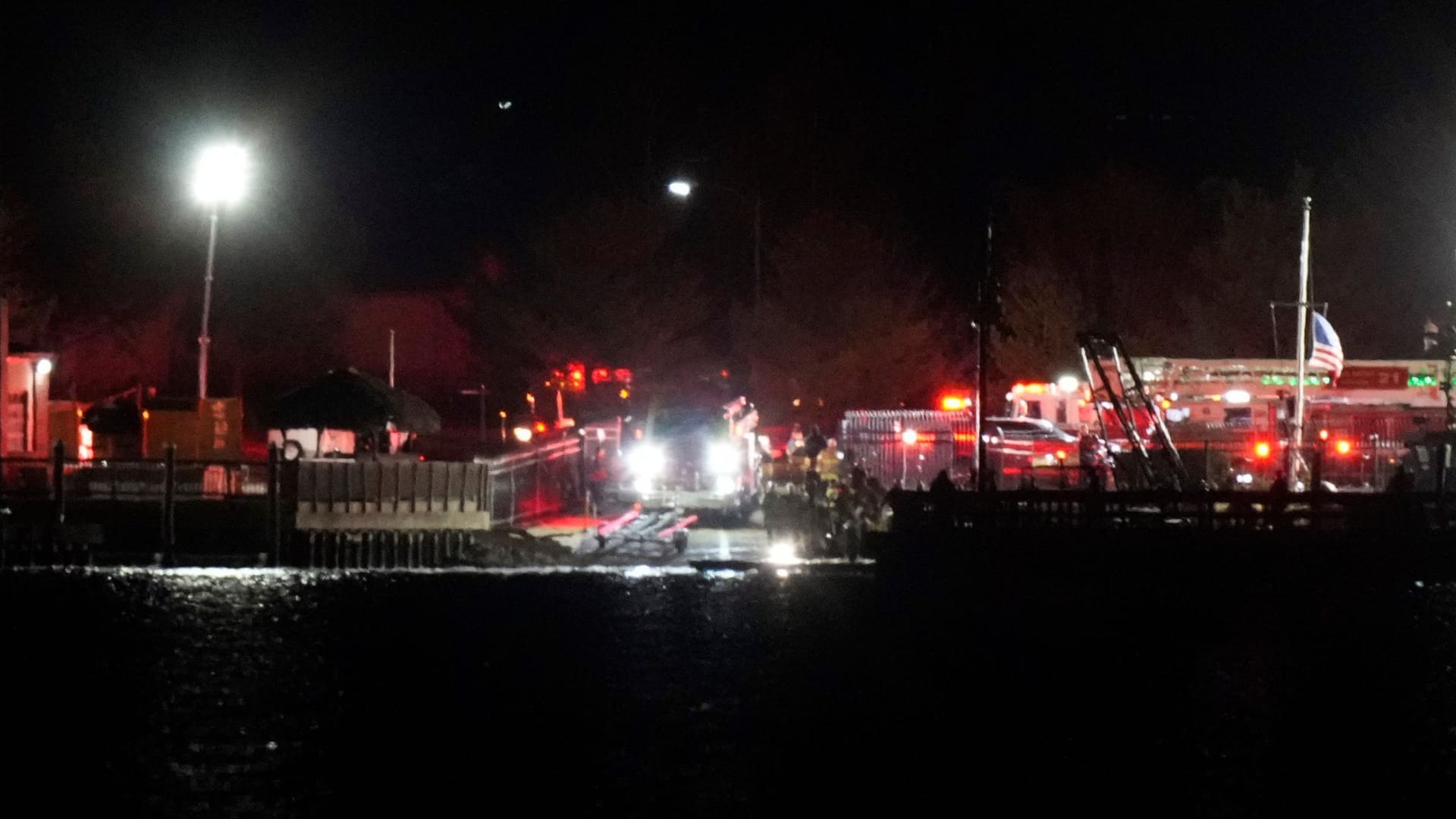 Rettungskräfte sind im Einsatz südlich des Ronald Reagan Washington National Airport.