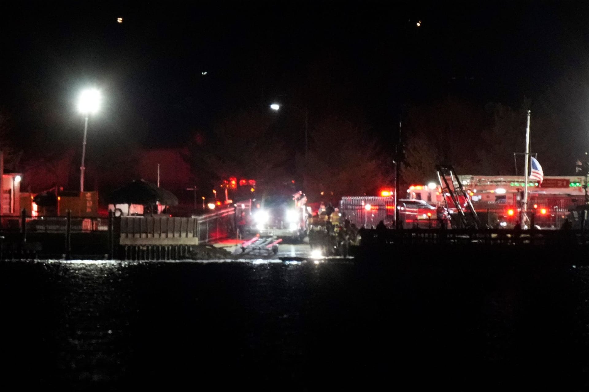 Rettungskräfte sind im Einsatz südlich des Ronald Reagan Washington National Airport.