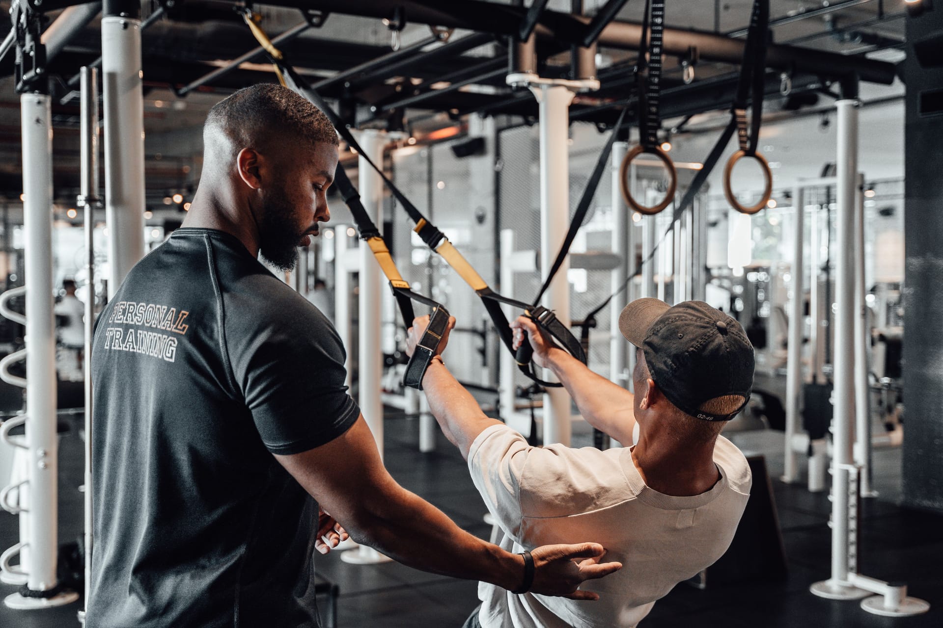 Emil Siegel (l.) bei der Arbeit: Er ist Personal Trainer in Frankfurt am Main.