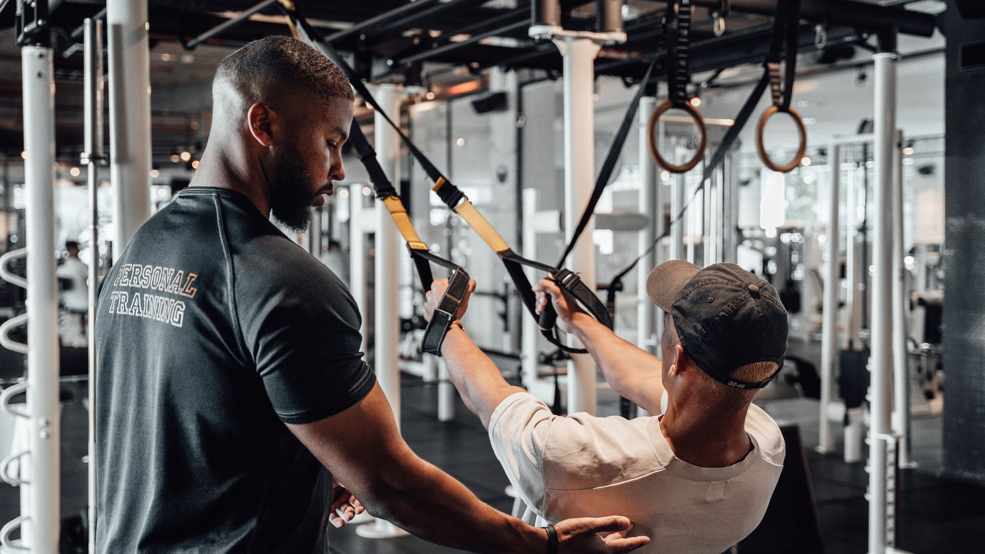 Emil Siegel (l.) bei der Arbeit: Er ist Personal Trainer in Frankfurt am Main.