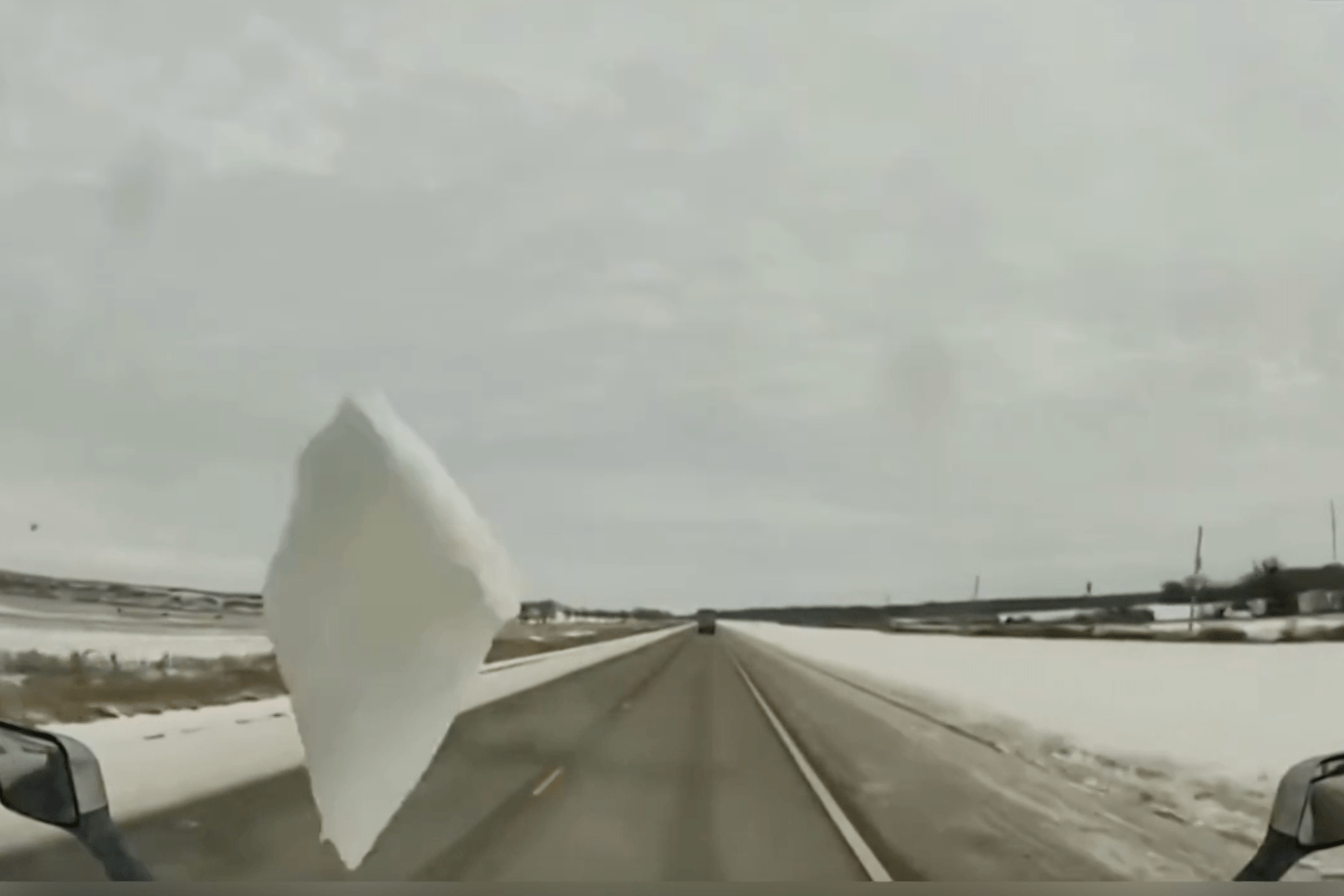 Eine Eisplatte fliegt in die Windschutzscheibe eines Lastwagens.