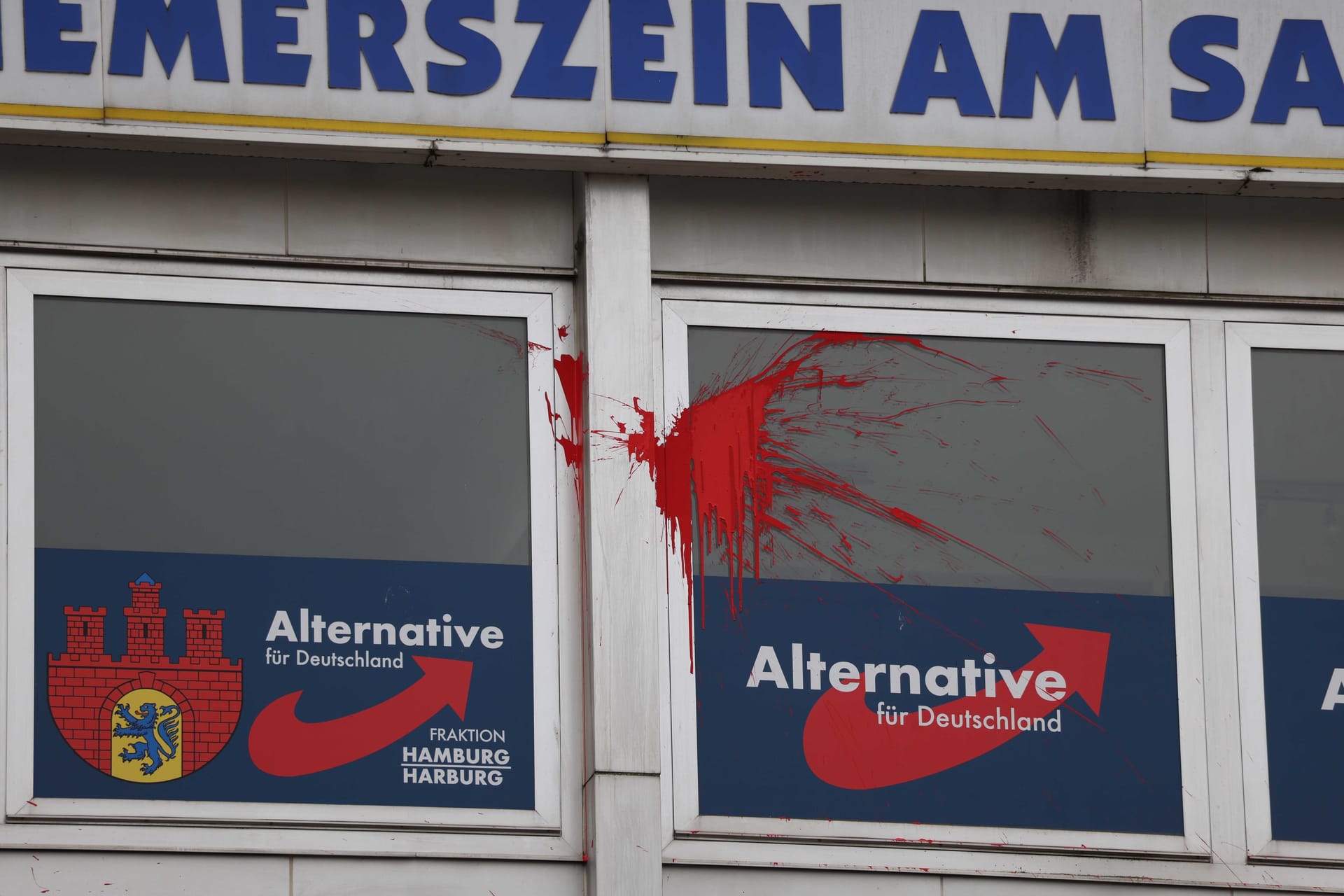 Die Fassade des Parteibüros der AfD in Hamburg-Harburg: Farbe an Fenster, Fassade und Rolltor.