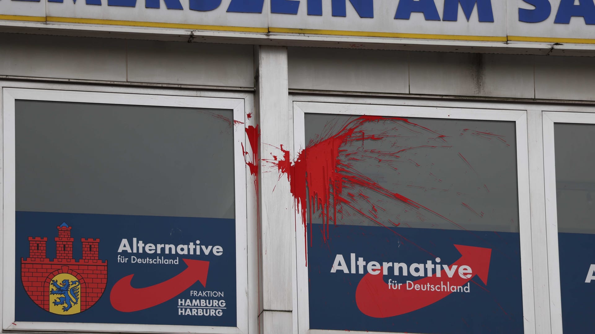 Die Fassade des Parteibüros der AfD in Hamburg-Harburg: Farbe an Fenster, Fassade und Rolltor.