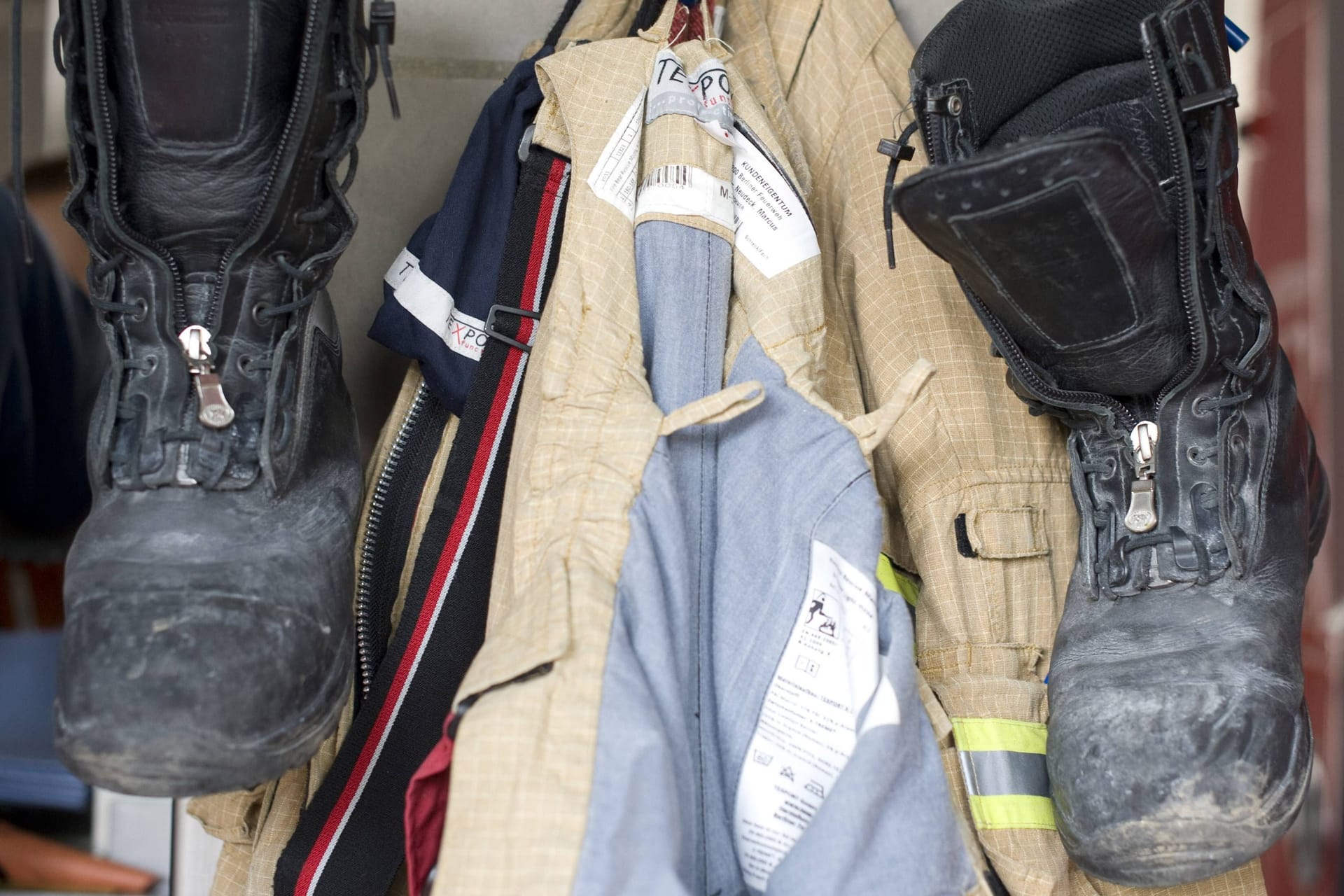 Typische Einsatz-Stiefel der Feuerwehr (Symbolbild): Etwa 300 Euro sollen solche Schuhe kosten.