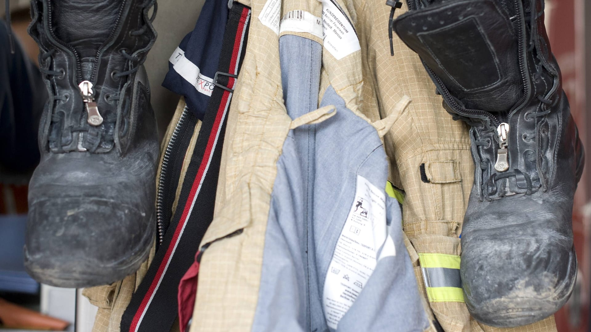 Typische Einsatz-Stiefel der Feuerwehr (Symbolbild): Etwa 300 Euro sollen solche Schuhe kosten.