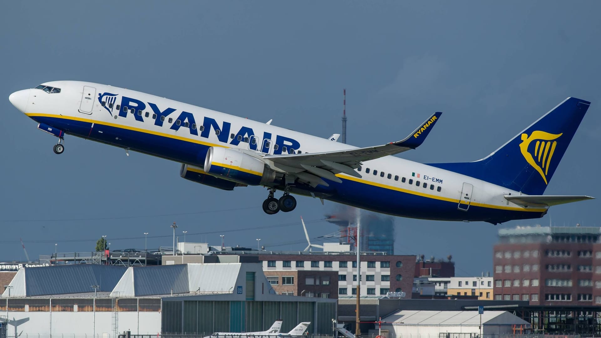 Eine Ryanair-Maschine hebt am Bremer Flughafen ab: Das Angebot wird bald erweitert.