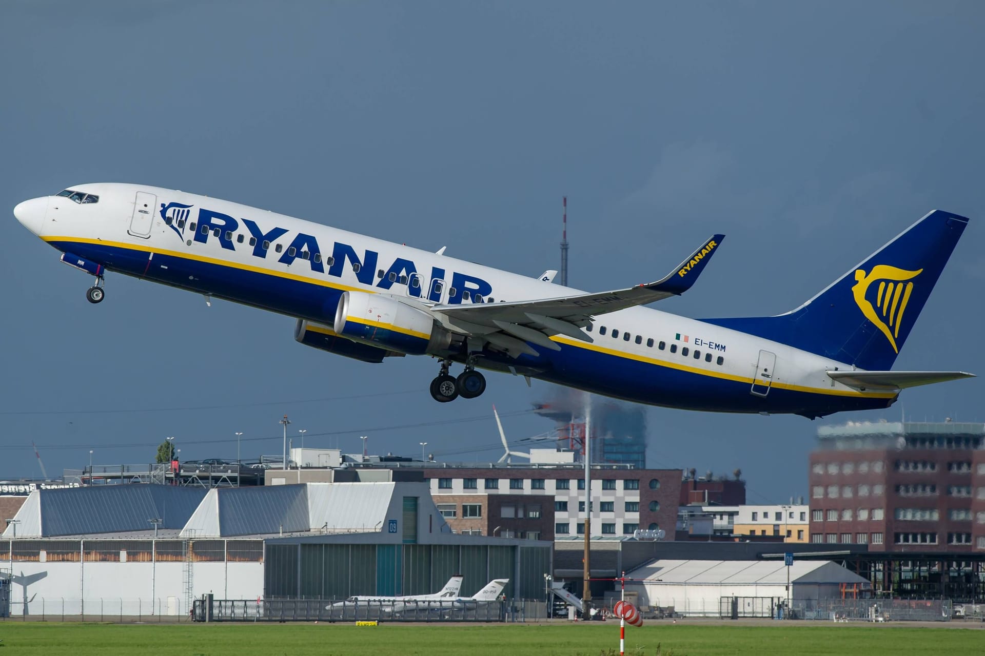 Eine Ryanair-Maschine hebt am Bremer Flughafen ab: Das Angebot wird bald erweitert.