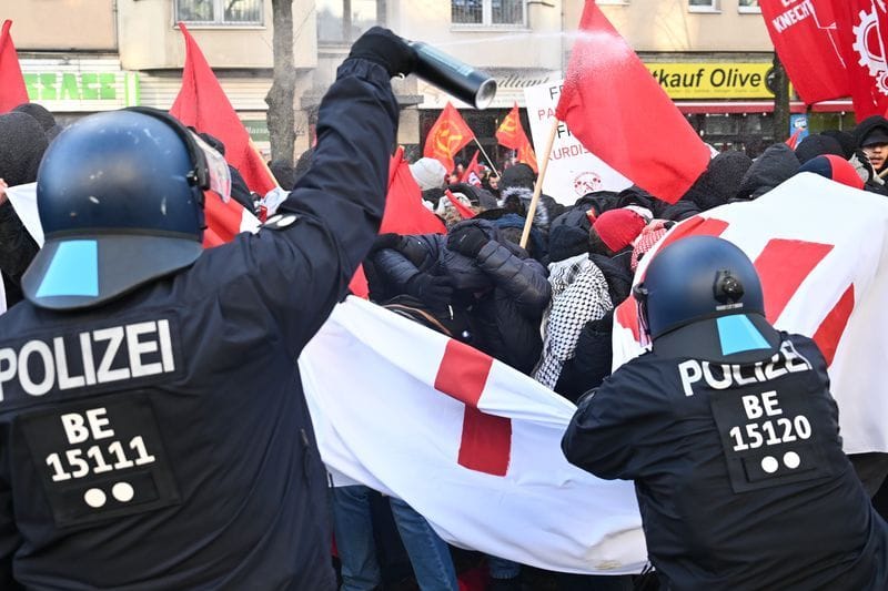 Polizeibeamte gehen mit Pfefferspray während der Demonstration «Luxemburg-Liebknecht-Ehrung 2025» im Gedenken an die 1919 ermordeten Rosa Luxemburg und Karl Liebknecht gegen Demonstrierende vor.