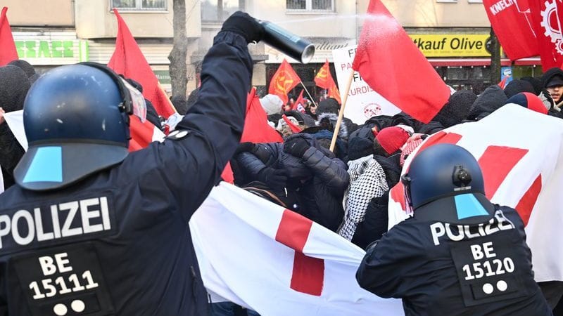 Polizeibeamte gehen mit Pfefferspray während der Demonstration «Luxemburg-Liebknecht-Ehrung 2025» im Gedenken an die 1919 ermordeten Rosa Luxemburg und Karl Liebknecht gegen Demonstrierende vor.