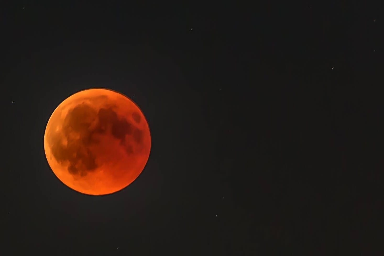 Der Blutmond über Köln (Archivbild): In den kommenden Tagen ist über Köln mit der sogenannten Planeten-Parade ein seltenes Himmelsereignis zu beobachten.