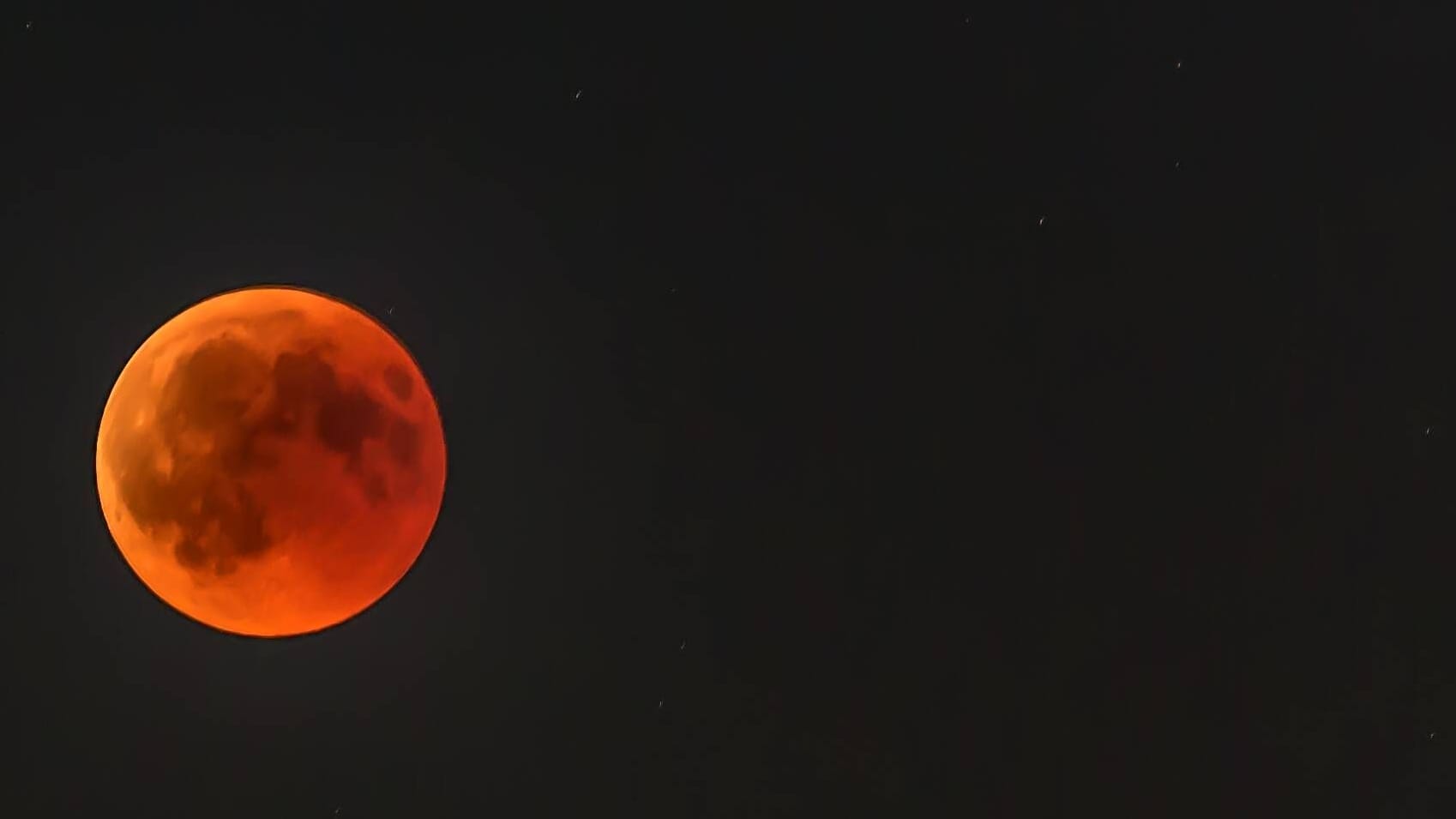 Der Blutmond über Köln (Archivbild): In den kommenden Tagen ist über Köln mit der sogenannten Planeten-Parade ein seltenes Himmelsereignis zu beobachten.