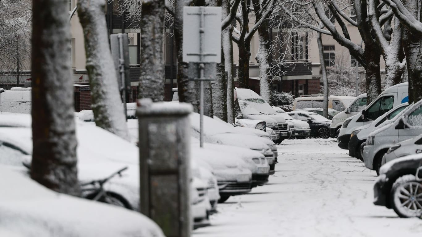 Hamburg: Schneebedeckte Fahrzeuge am Freitag. In der Nacht gab es hier bereits dne ersten Schnee.