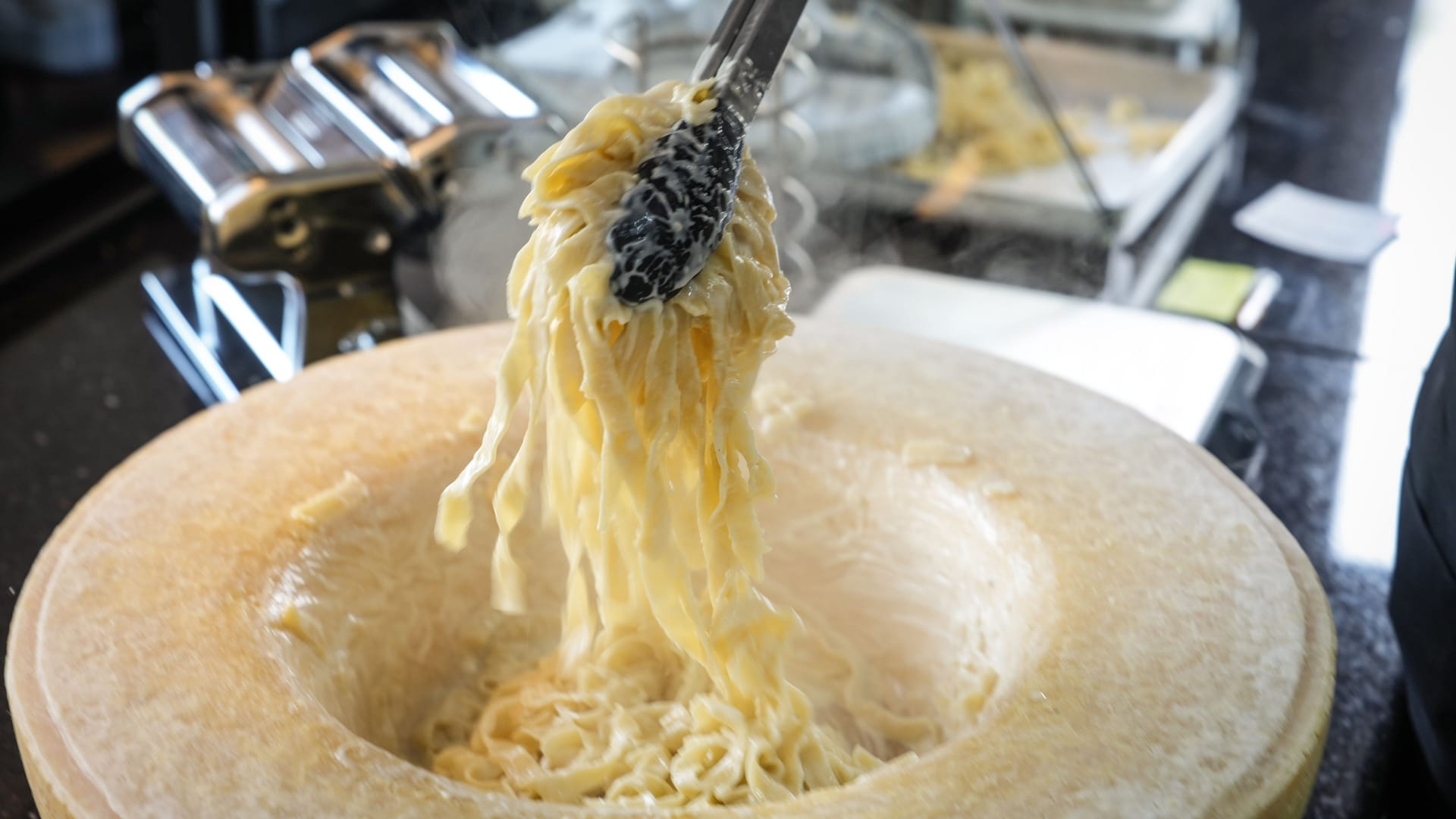 Pasta im Parmesanlaib (Symbolbild): Auch der Italiener "Due Fratelli" wurde ausgezeichnet.