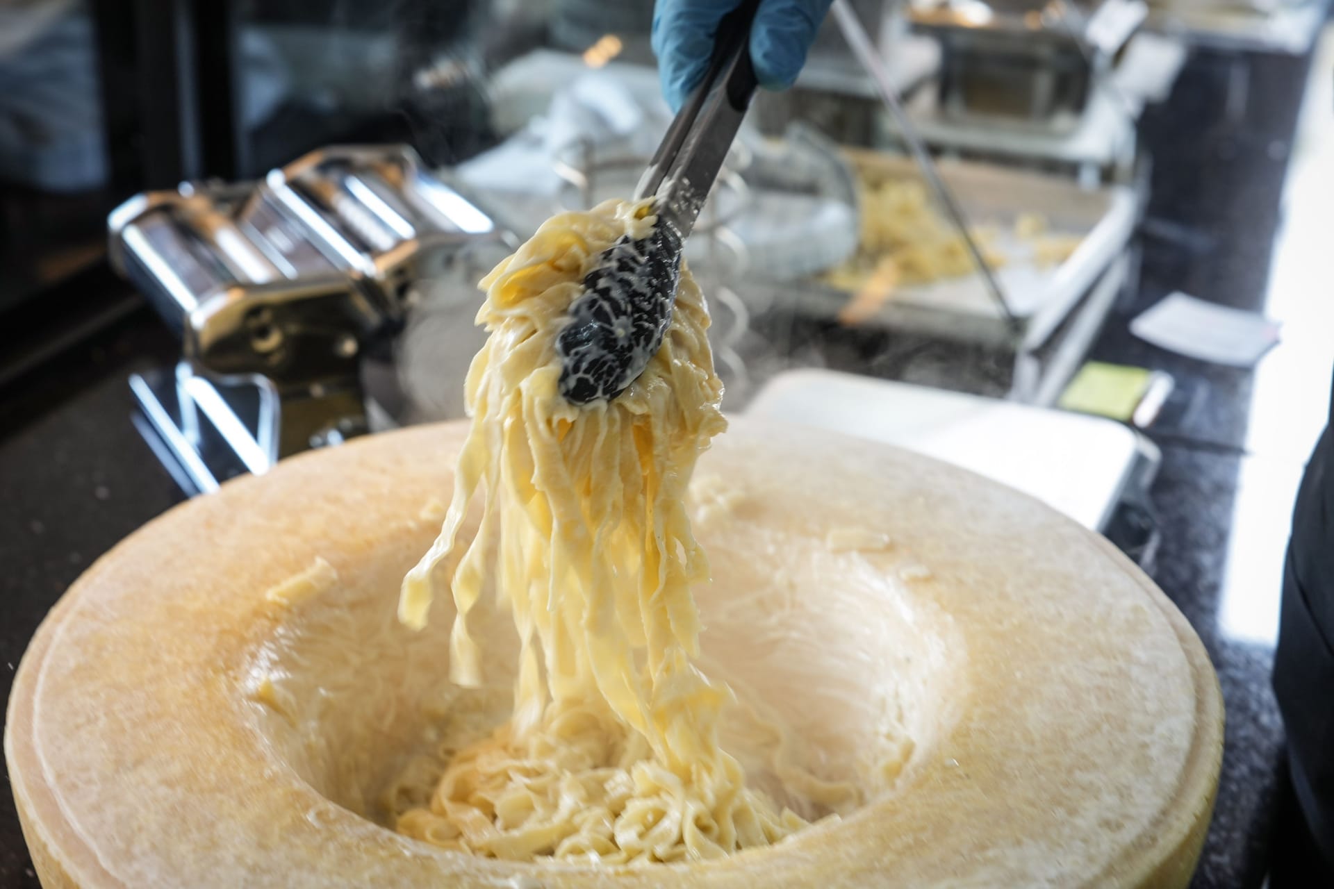 Pasta im Parmesanlaib (Symbolbild): Auch der Italiener "Due Fratelli" wurde ausgezeichnet.