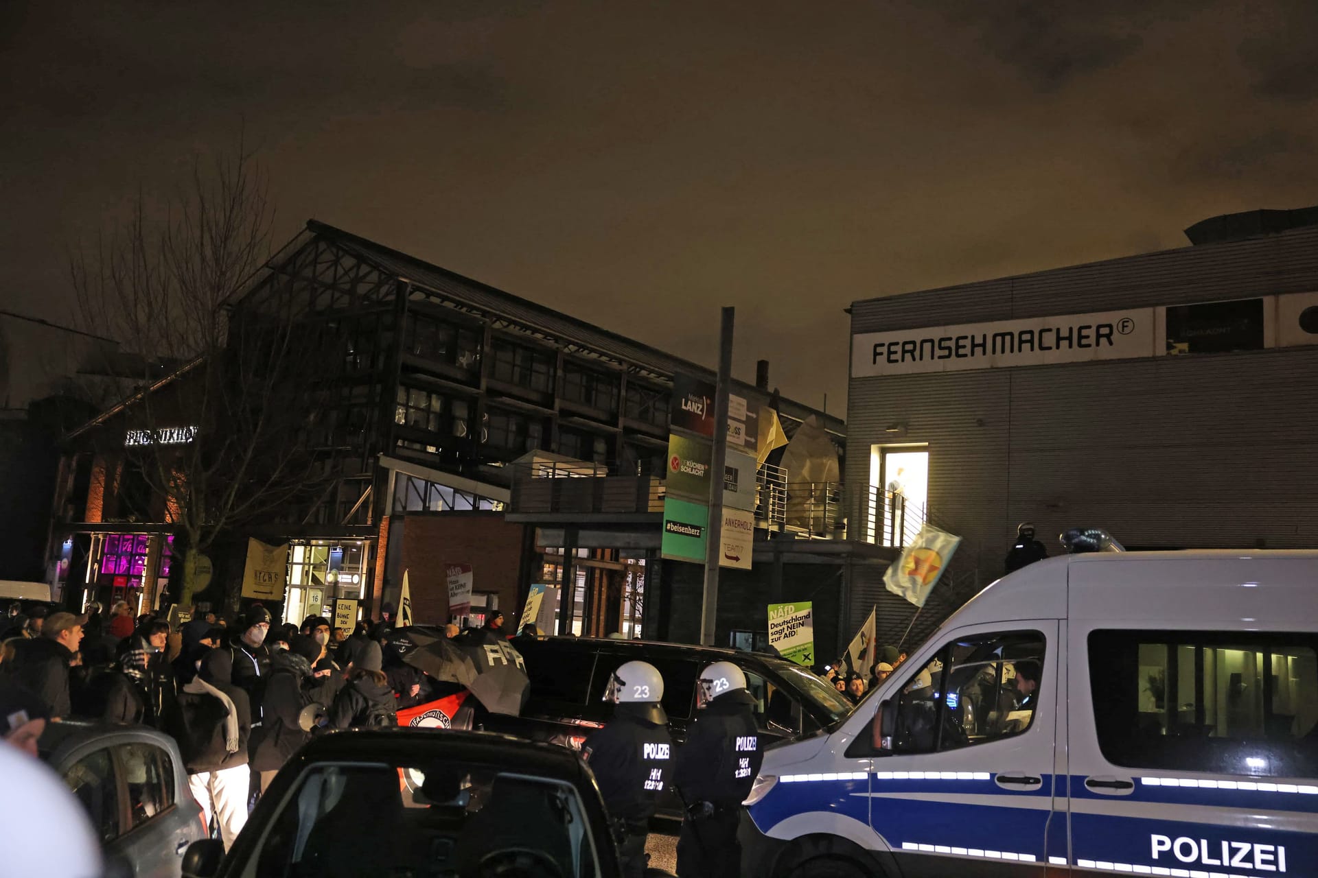 Demonstranten vor dem TV-Studio von Markus Lanz am Mittwochabend.