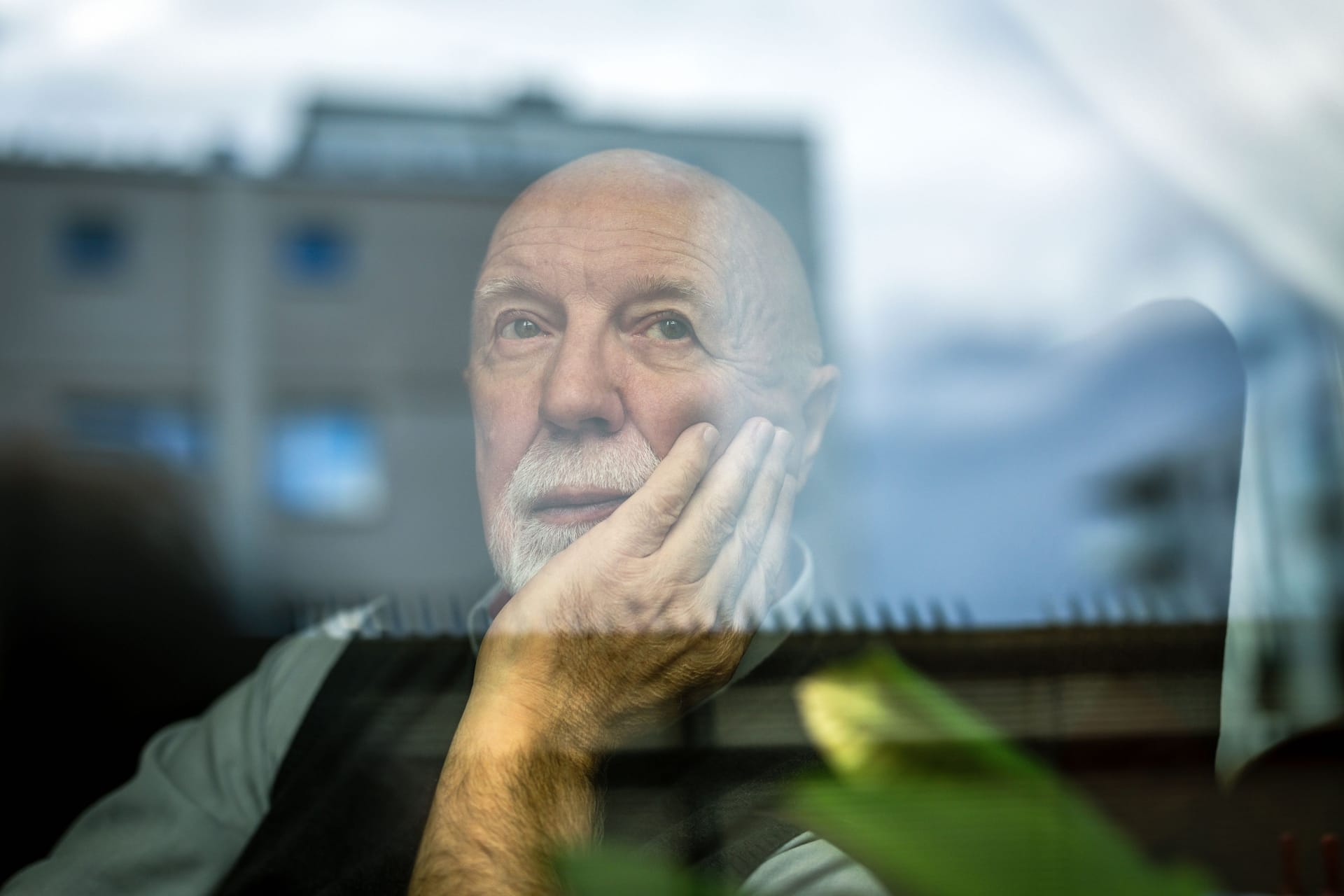 Nachdenklicher Mann: Nicht immer wird der Ruhestand als durchweg positiv betrachtet.