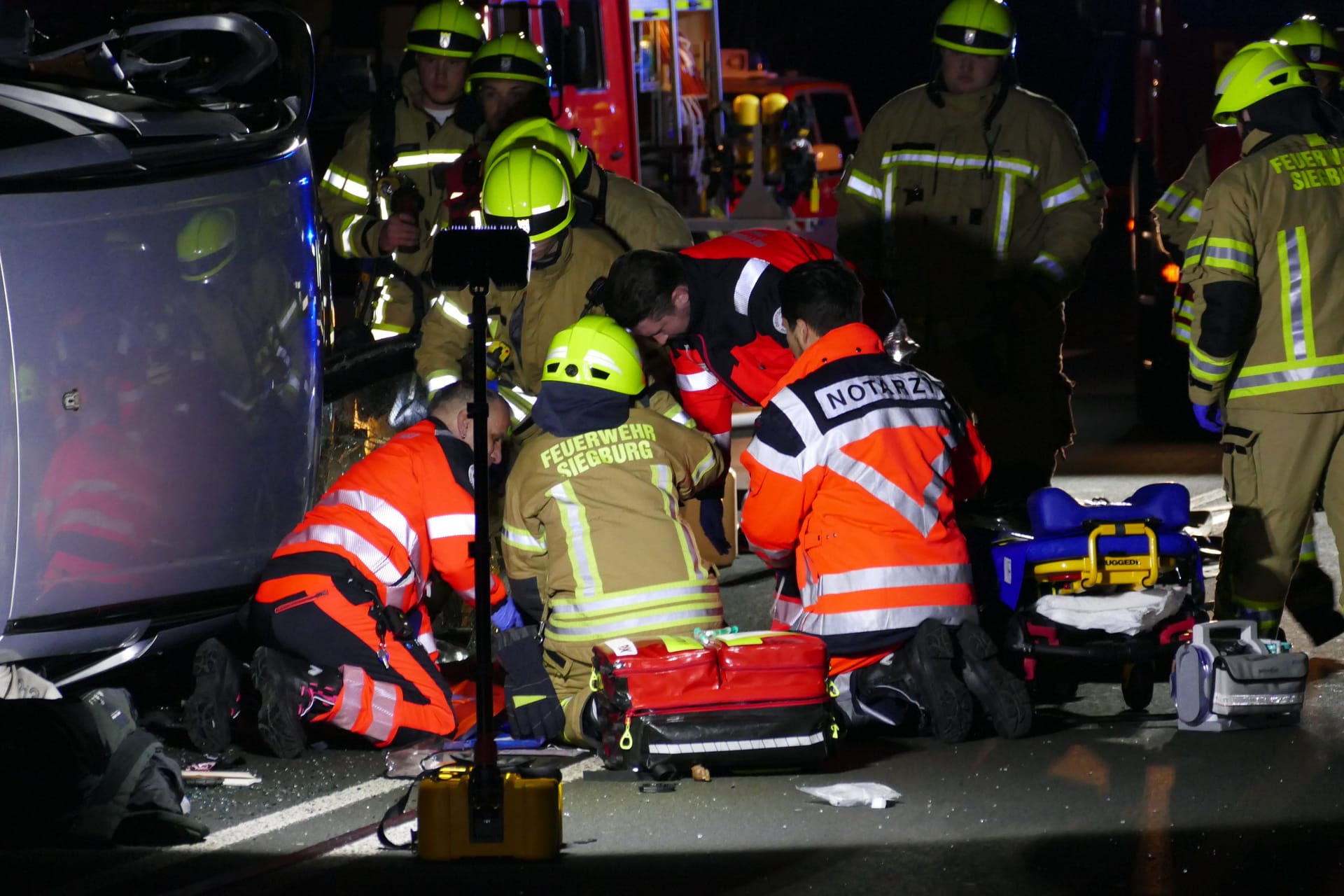 Ein schwerer Unfall auf der B56 in der Nähe von Köln hatte insgesamt sechs Verletzte zufolge, darunter auch Kinder.