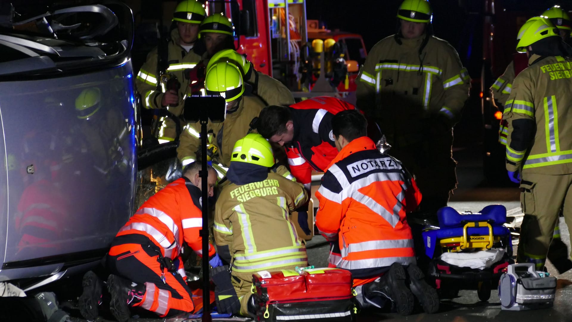 Ein schwerer Unfall auf der B56 in der Nähe von Köln hatte insgesamt sechs Verletzte zufolge, darunter auch Kinder.