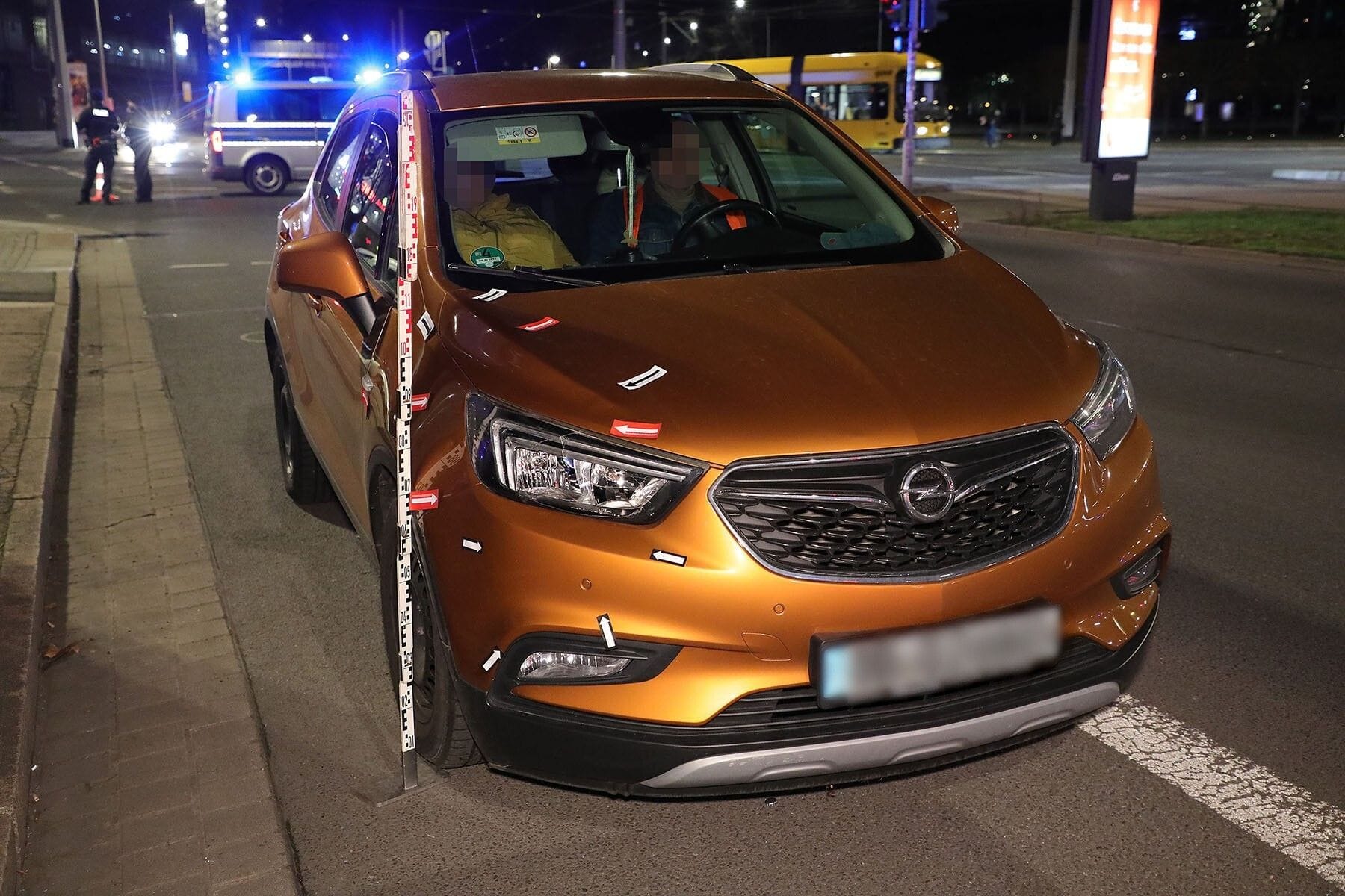 Bei einem Verkehrsunfall in Dresden ist ein Passant schwer verletzt worden.