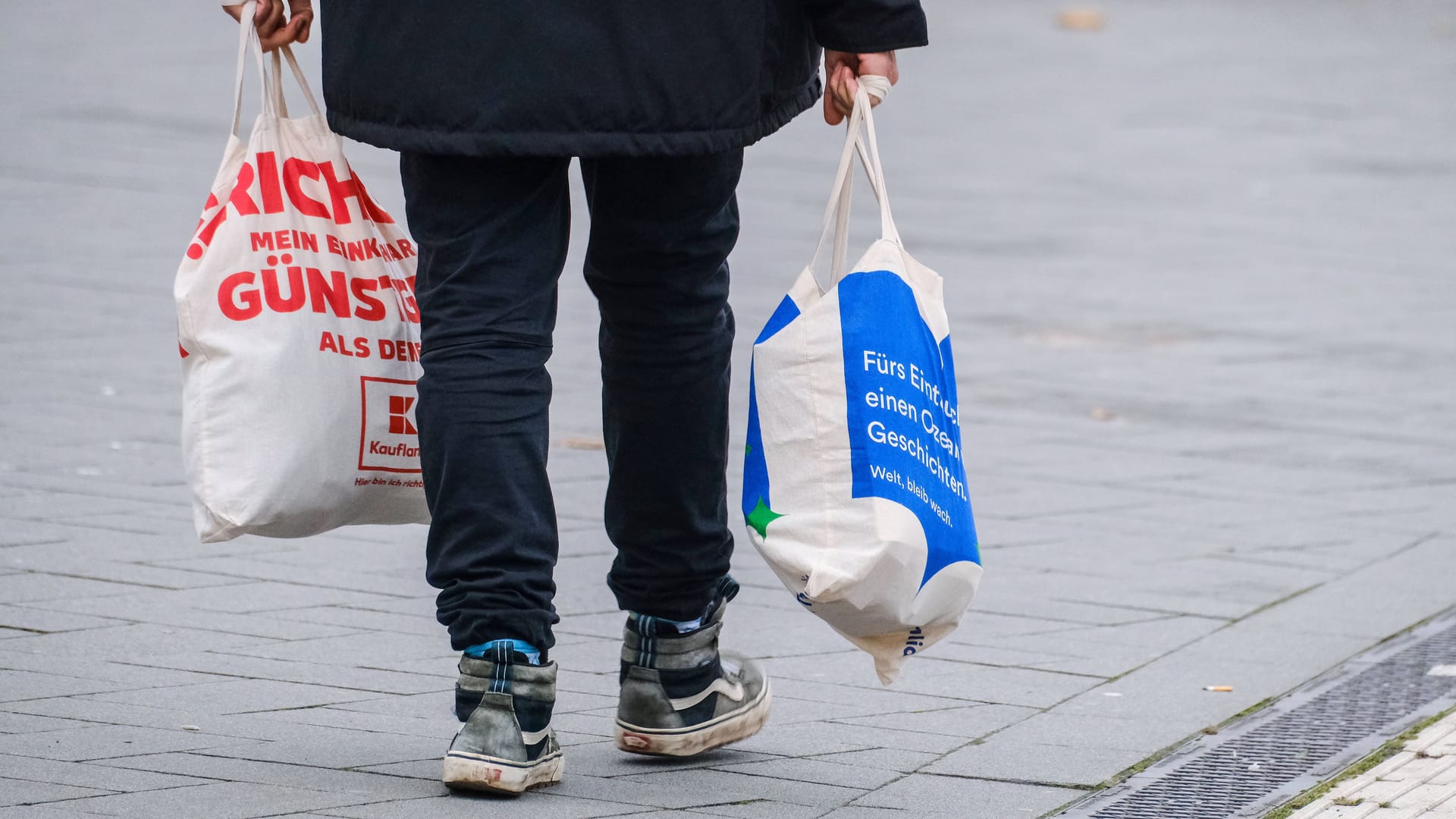 Ein Mensch in einer Fußgängerzone (Symbolbild): Die Arbeitspflicht für Bürgergeldempfänger ist aktuell Gegenstand öffentlicher Diskussionen.