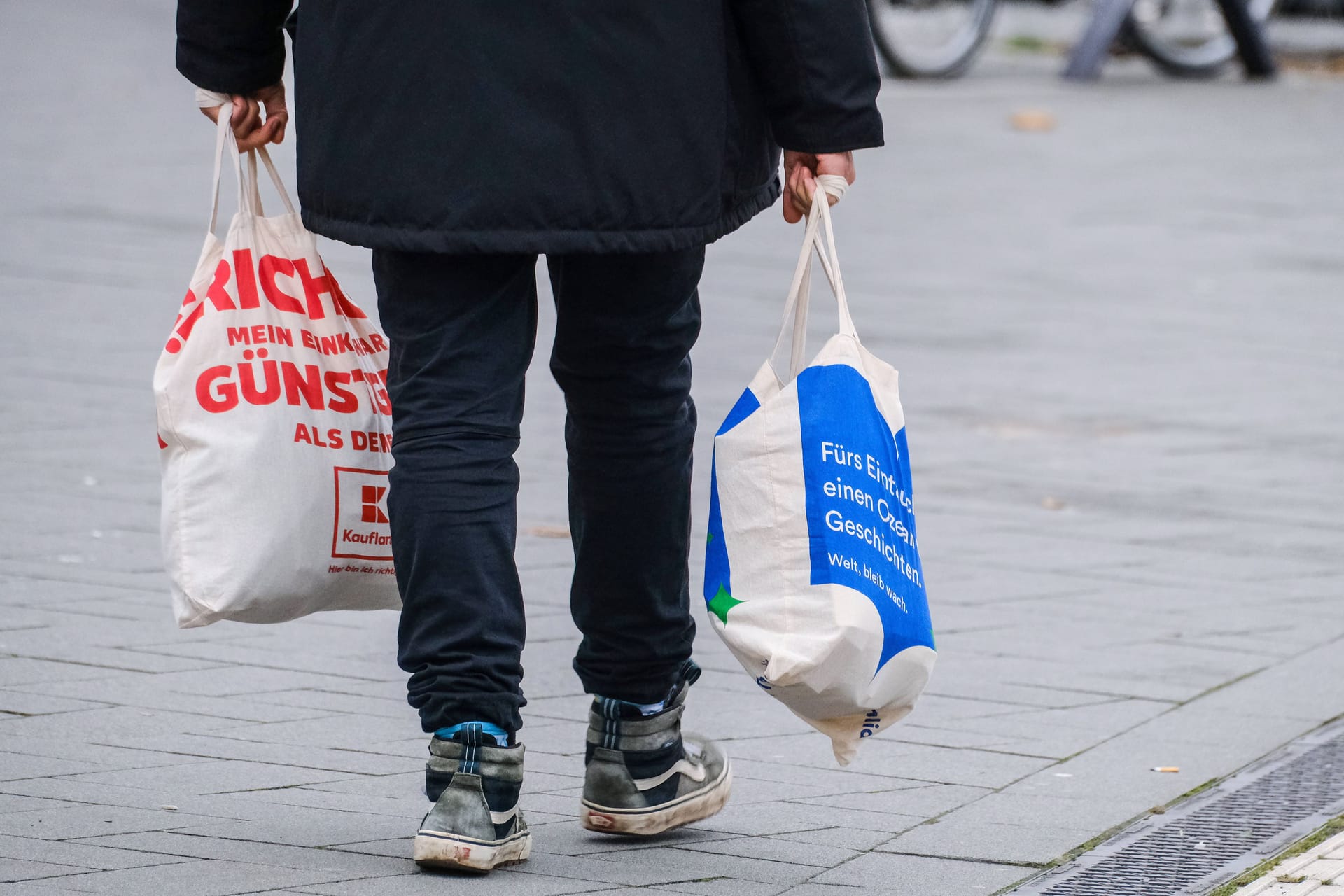 Ein Mensch in einer Fußgängerzone (Symbolbild): Die Arbeitspflicht für Bürgergeldempfänger ist aktuell Gegenstand öffentlicher Diskussionen.