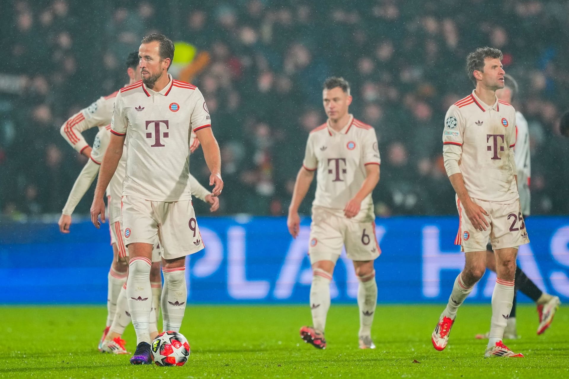 Der FC Bayern muss im wichtigen Auswärtsspiel bei Feyenoord Rotterdam eine überraschende Niederlage verkraften und verliert mit 0:3. Ein Einwechselspieler erwischt dabei einen Horrorstart. Er ist aber nicht der einzige Totalausfall der Münchner. Die Einzelkritik.