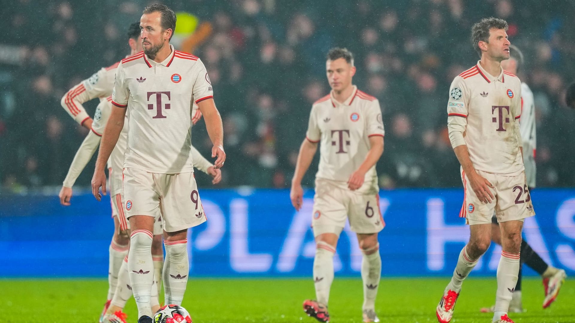 Der FC Bayern muss im wichtigen Auswärtsspiel bei Feyenoord Rotterdam eine überraschende Niederlage verkraften und verliert mit 0:3. Ein Einwechselspieler erwischt dabei einen Horrorstart. Er ist aber nicht der einzige Totalausfall der Münchner. Die Einzelkritik.